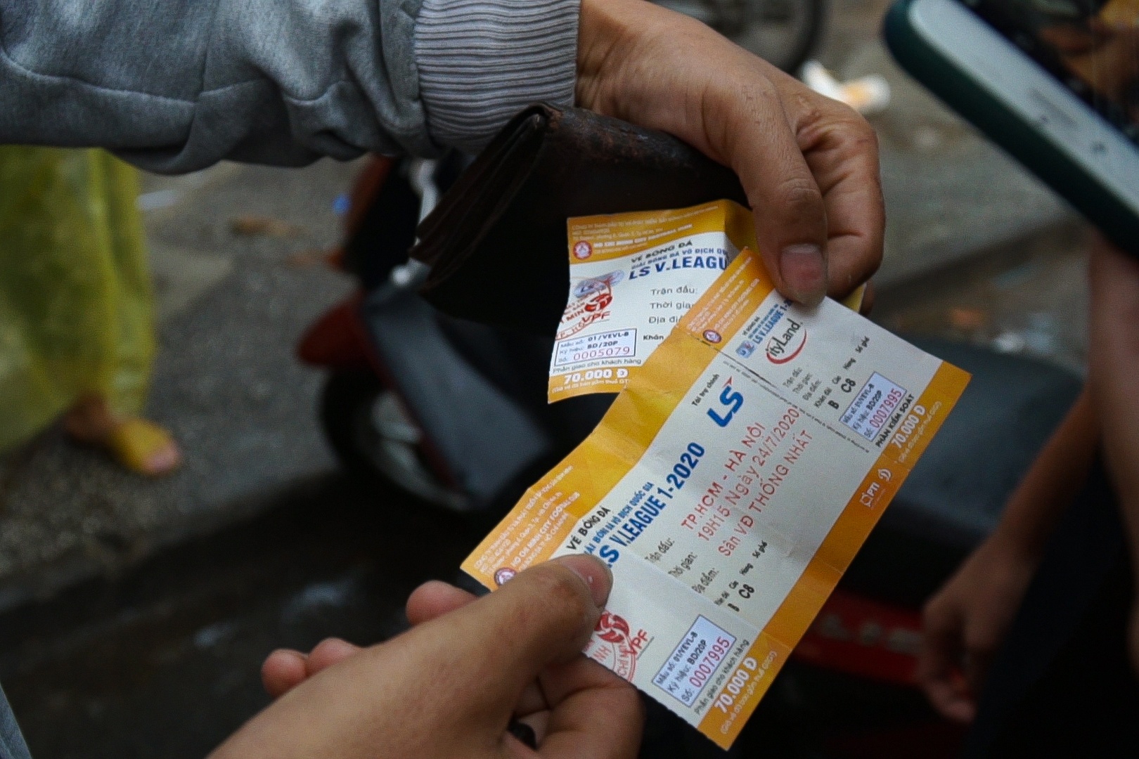 CDV buc xuc vi mua ve gia o tran CLB TP.HCM gap Ha Noi hinh anh