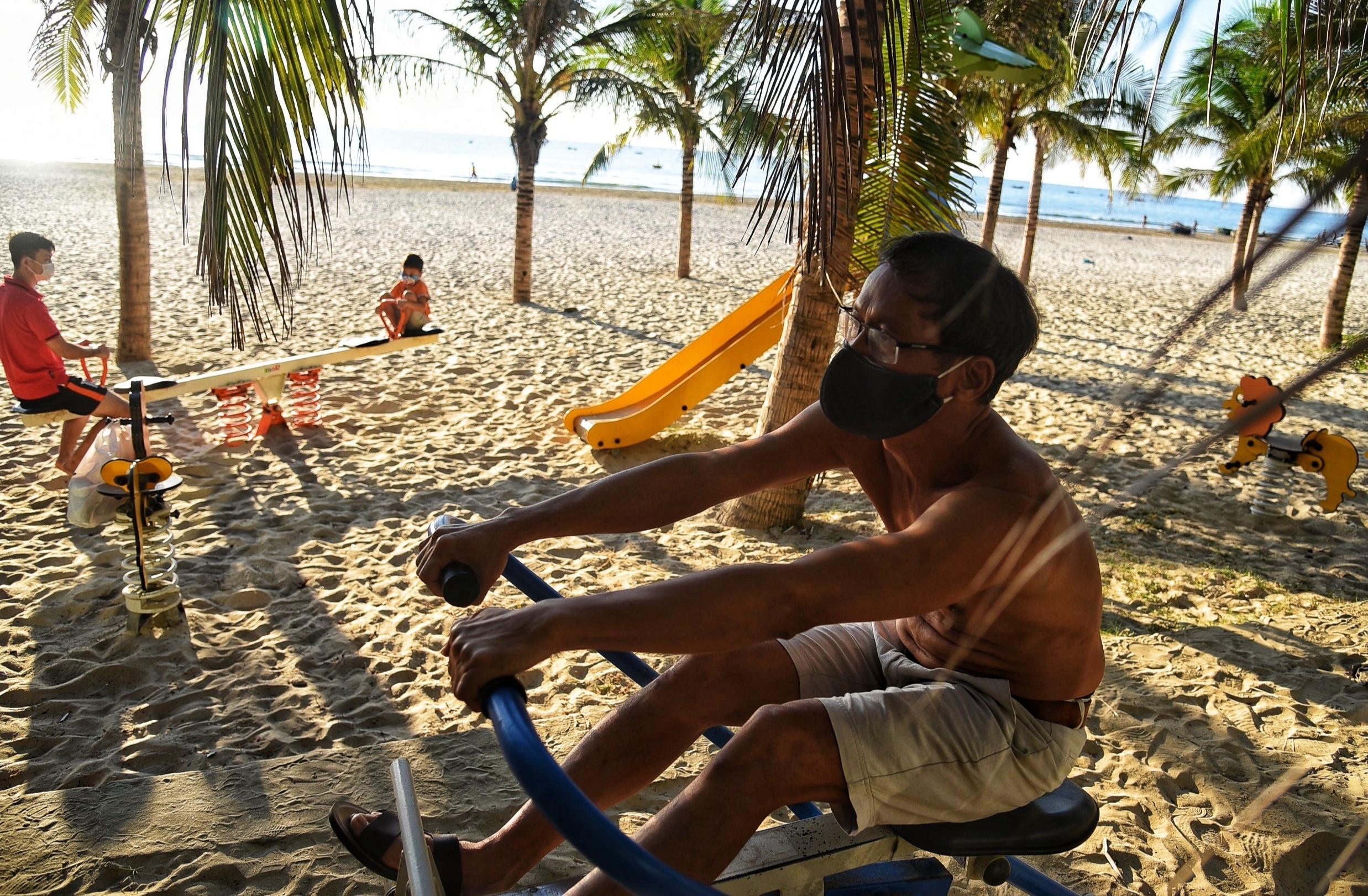 Nguoi Da Nang deo khau trang tap the duc trong ngay dau tai gian cach hinh anh