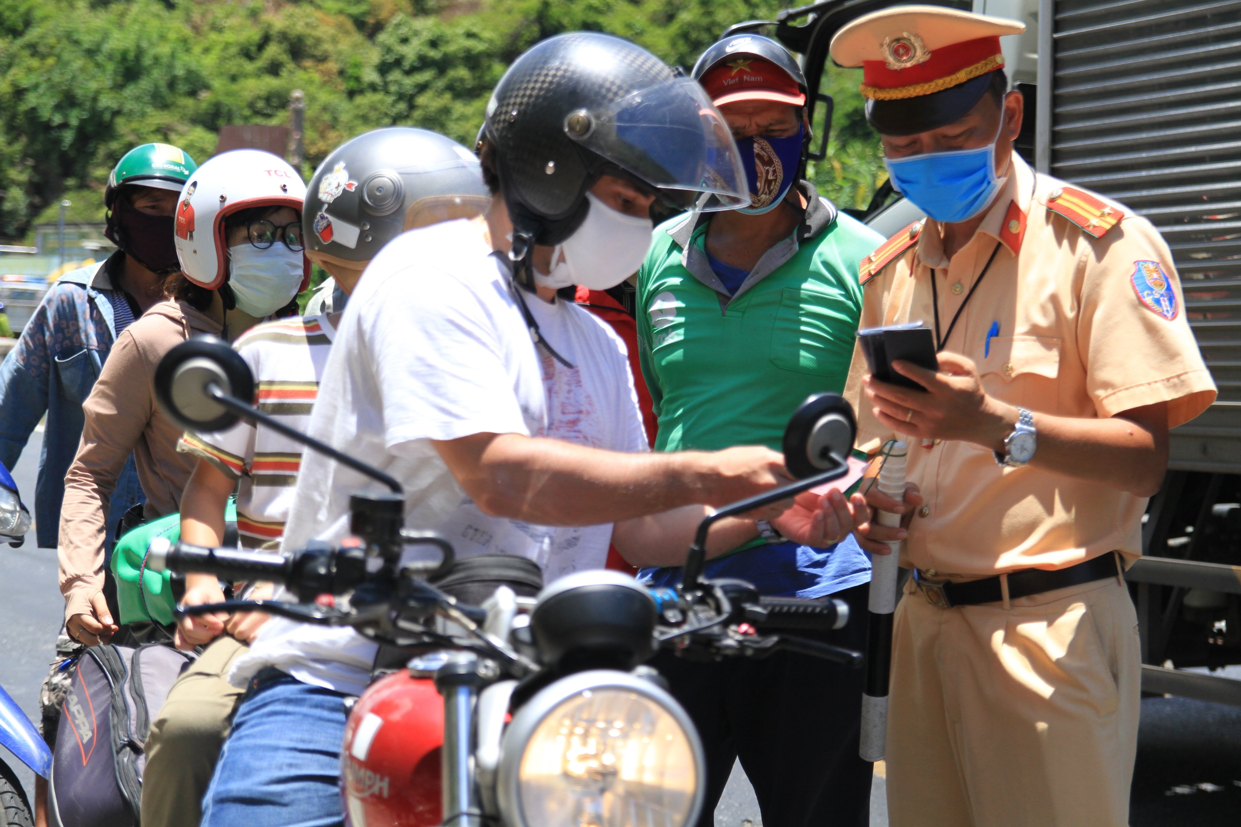 Hang tram phuong tien quay dau tro lai Da Nang khi qua chot kiem dich hinh anh