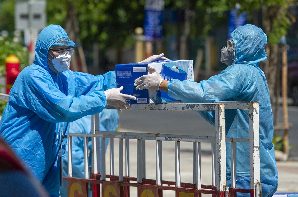 Nguoi Da Nang gui sua, quat may den luc luong y te chong dich hinh anh