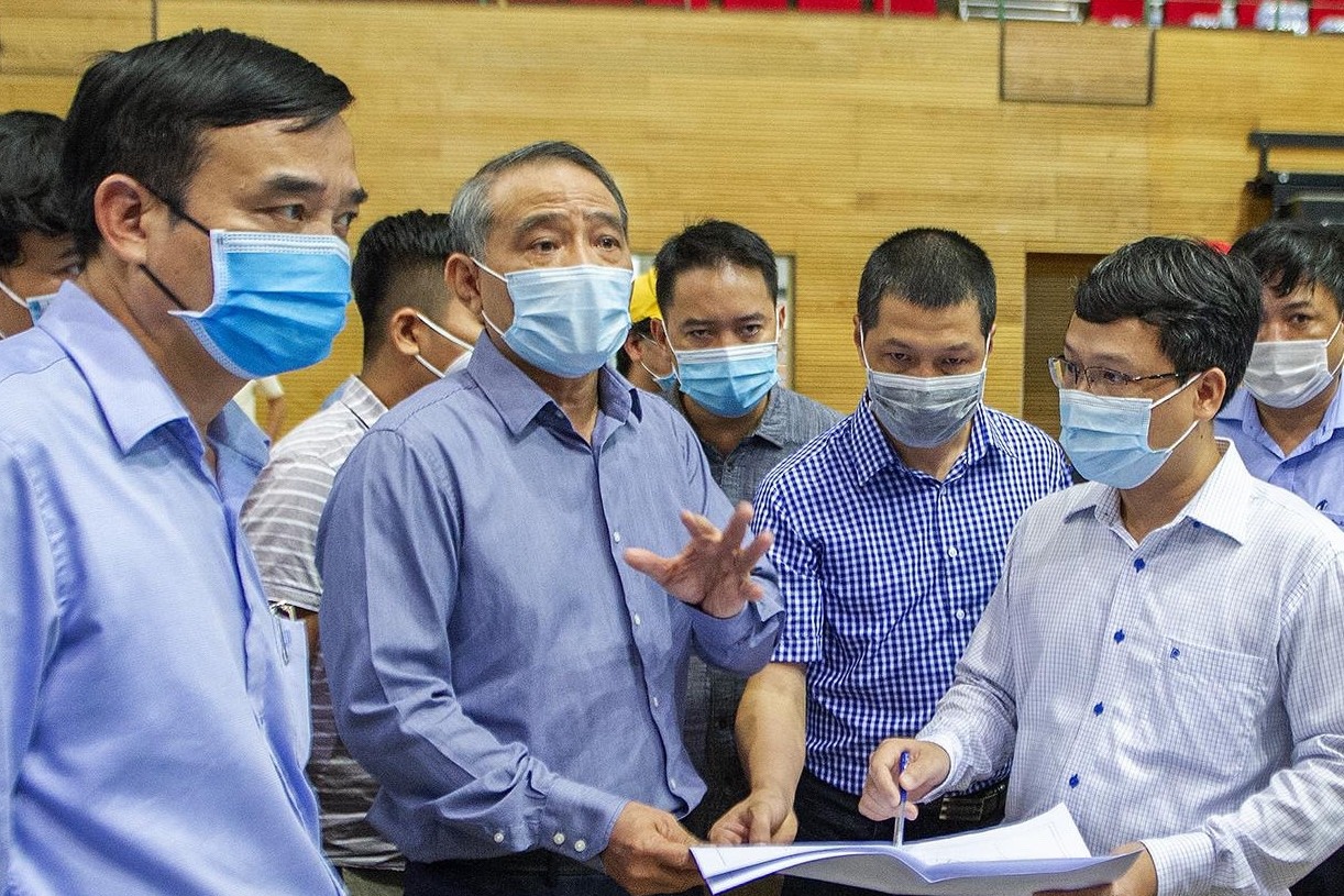 Bi thu Da Nang thi sat cong truong benh vien da chien 2.000 giuong hinh anh