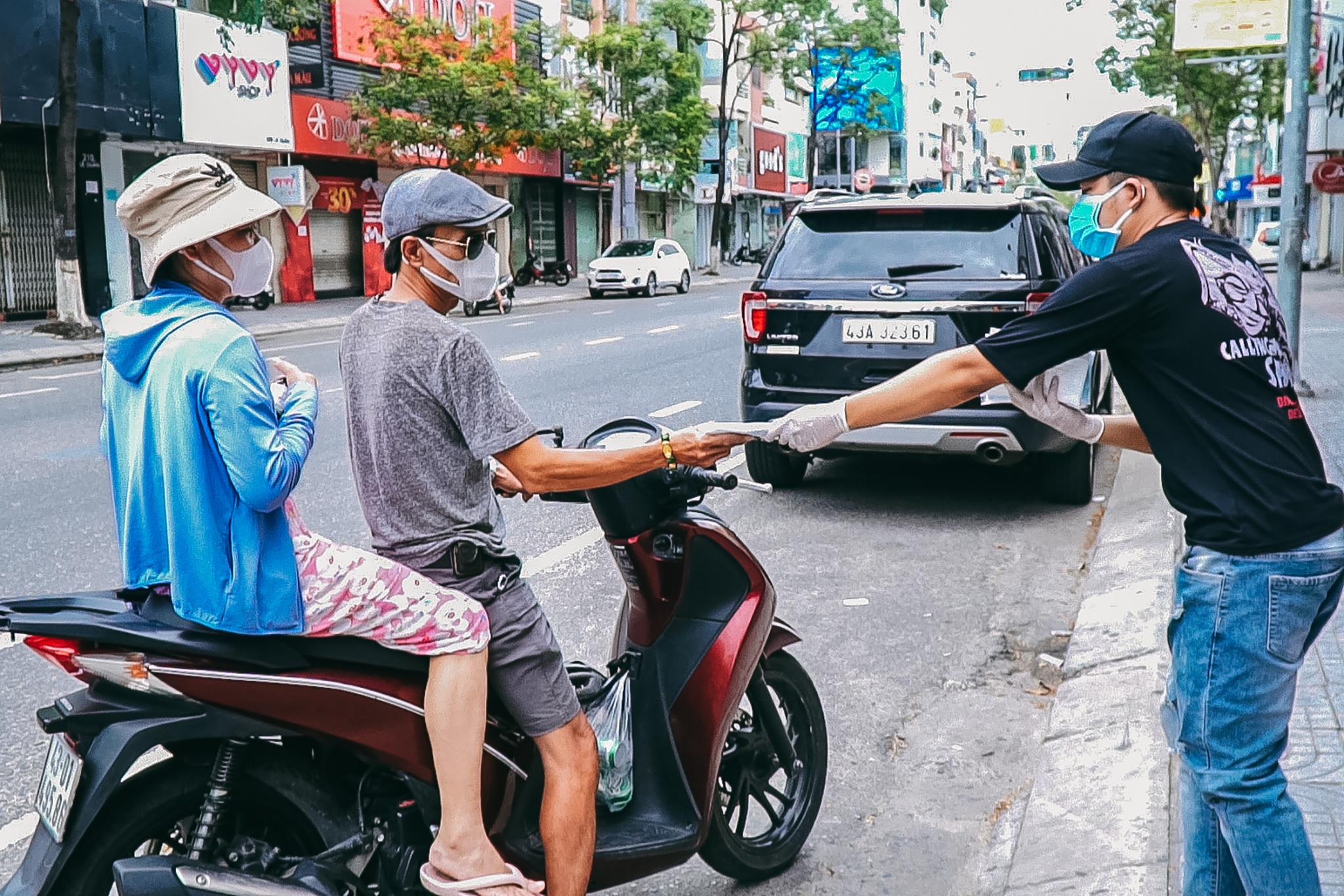 Khau trang 'khong ban chi cho' o Da Nang hinh anh