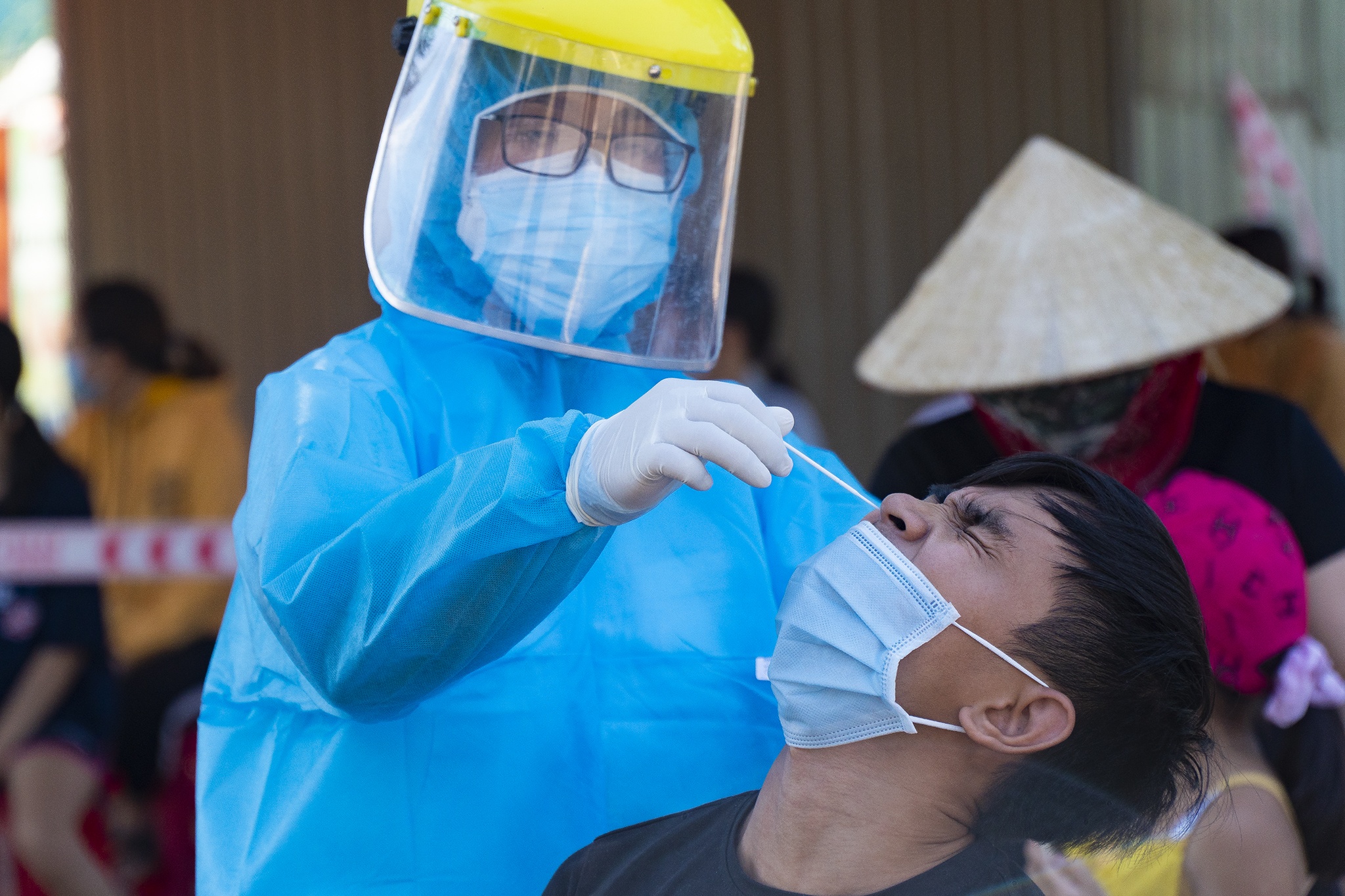 Da Nang xet nghiem Covid-19 theo nhom dan cu hinh anh