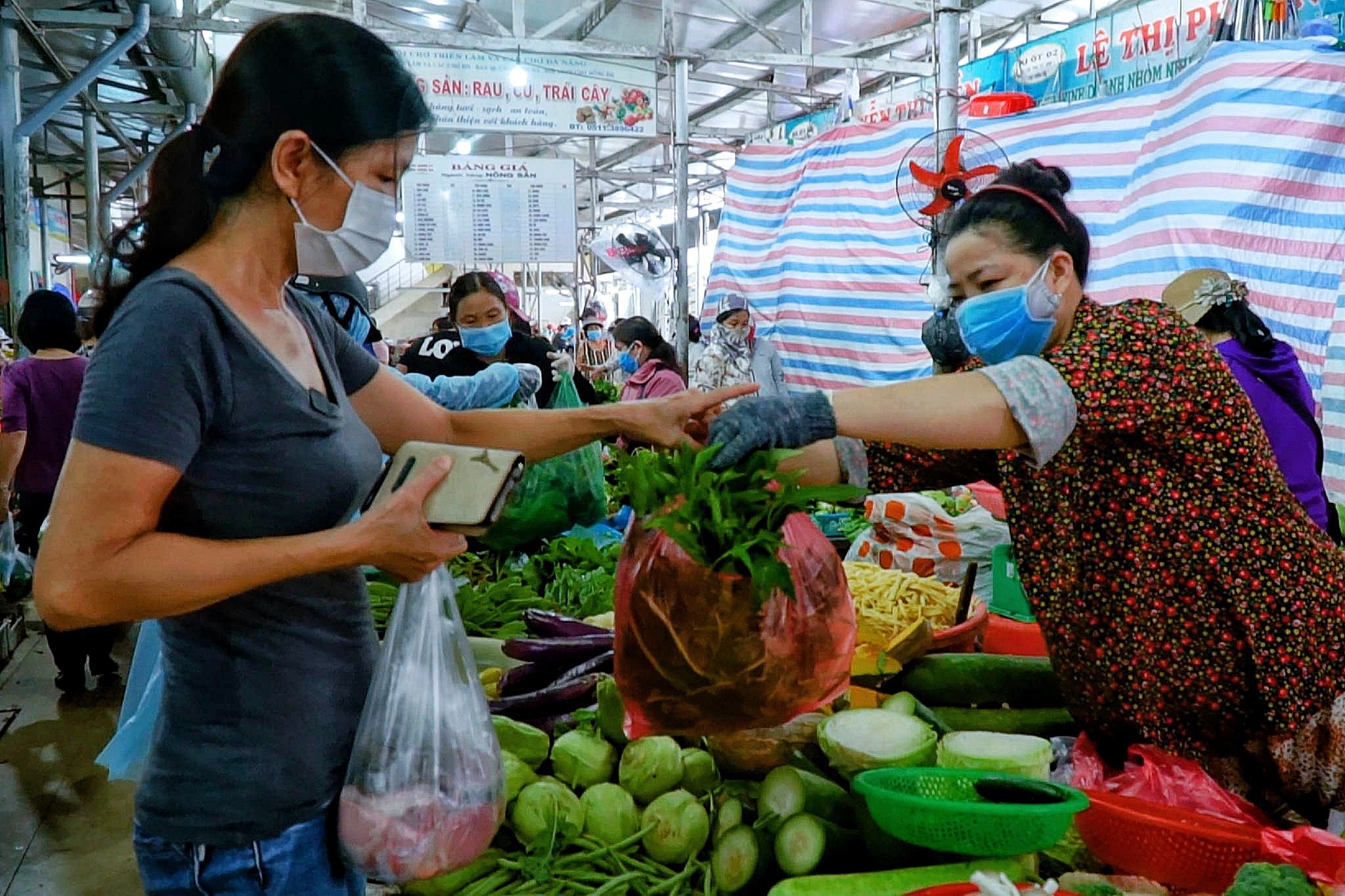 Nguoi Da Nang chuan bi thuc don cho 3 ngay moi lan di cho hinh anh