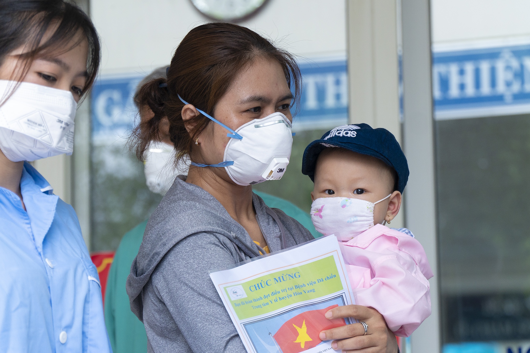 Benh nhan mac Covid-19 nho tuoi nhat o Da Nang xuat vien hinh anh