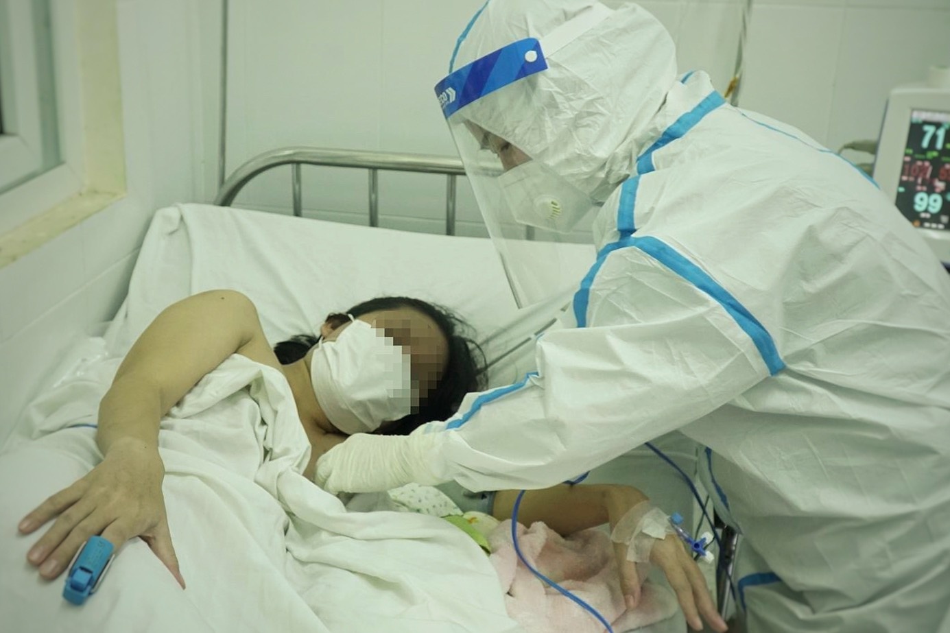 Con cua san phu mac Covid-19 o Da Nang duoc bu me hinh anh