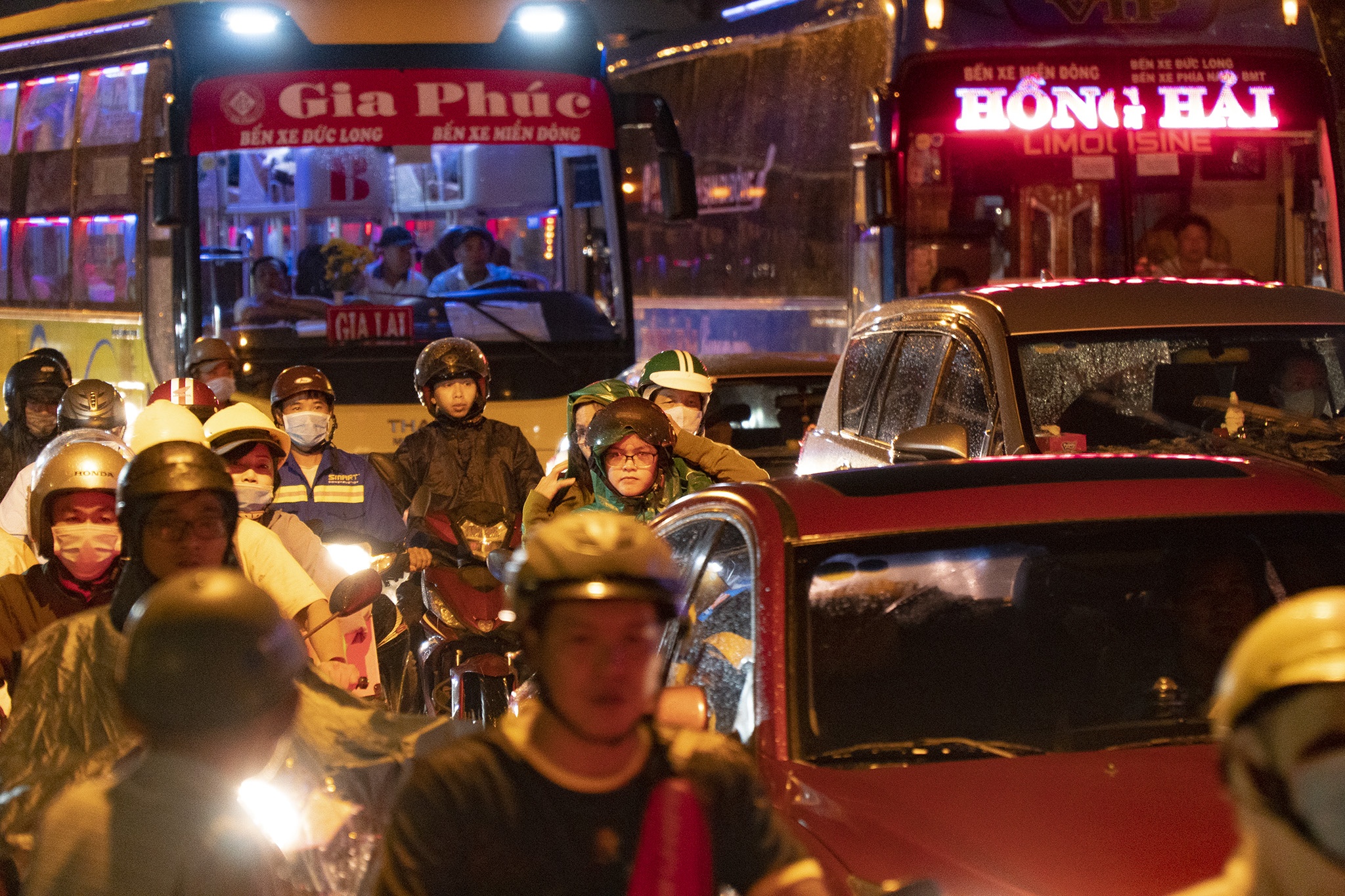 Quoc lo 13 ngap sau sau mua lon hinh anh