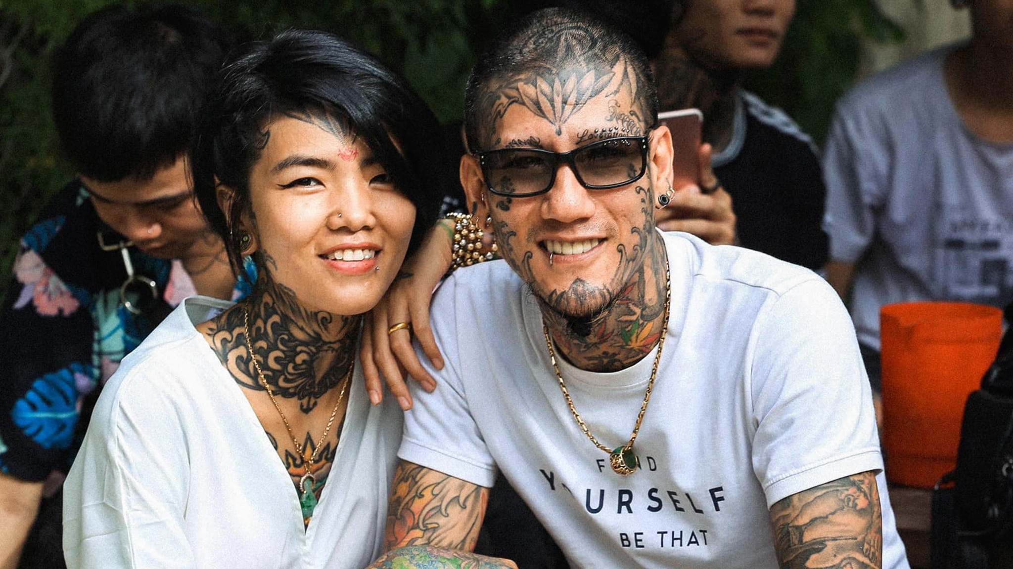 'Co nguoi cu nhin thay hai dua la chui' hinh anh