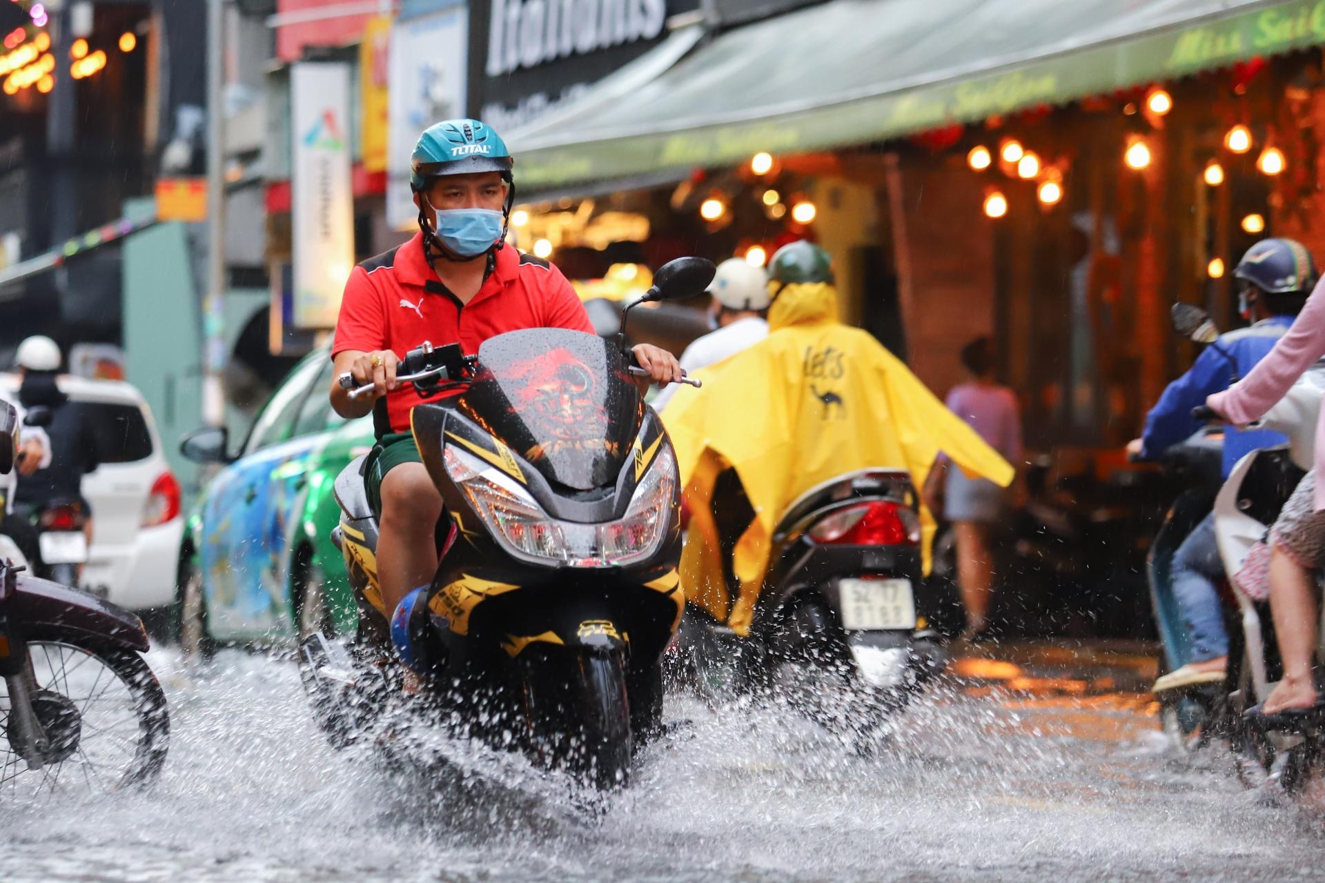 Nguoi dan than ve canh ngap o pho di bo Bui Vien hinh anh