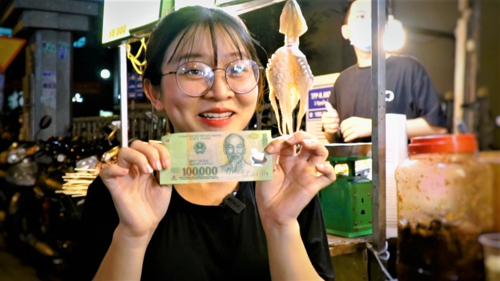 An vat o pho long den TP.HCM voi 100.000 dong hinh anh