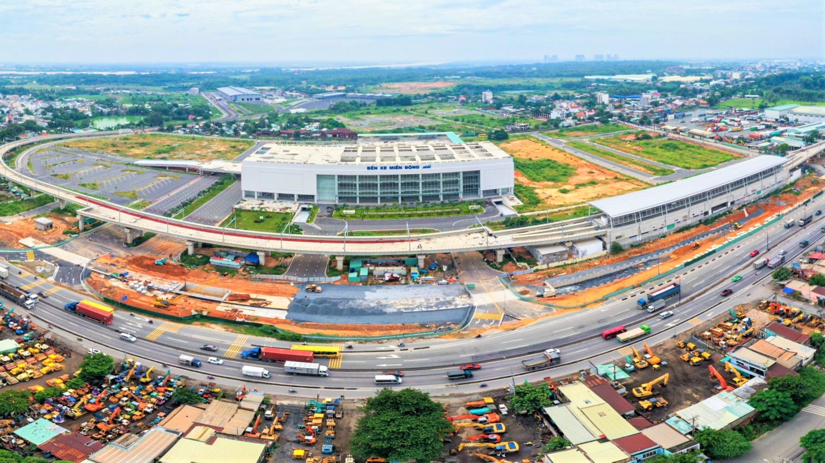 Ben xe lon nhat ca nuoc di vao hoat dong hinh anh