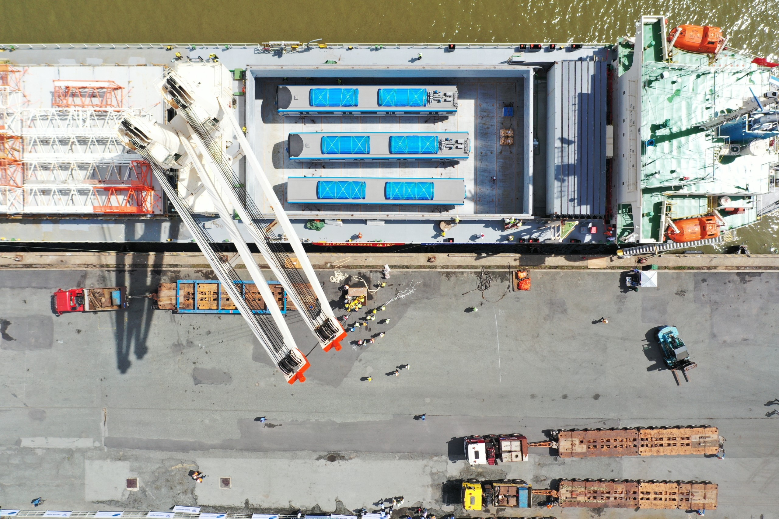 Tau metro so 1 cap cang o TP.HCM hinh anh