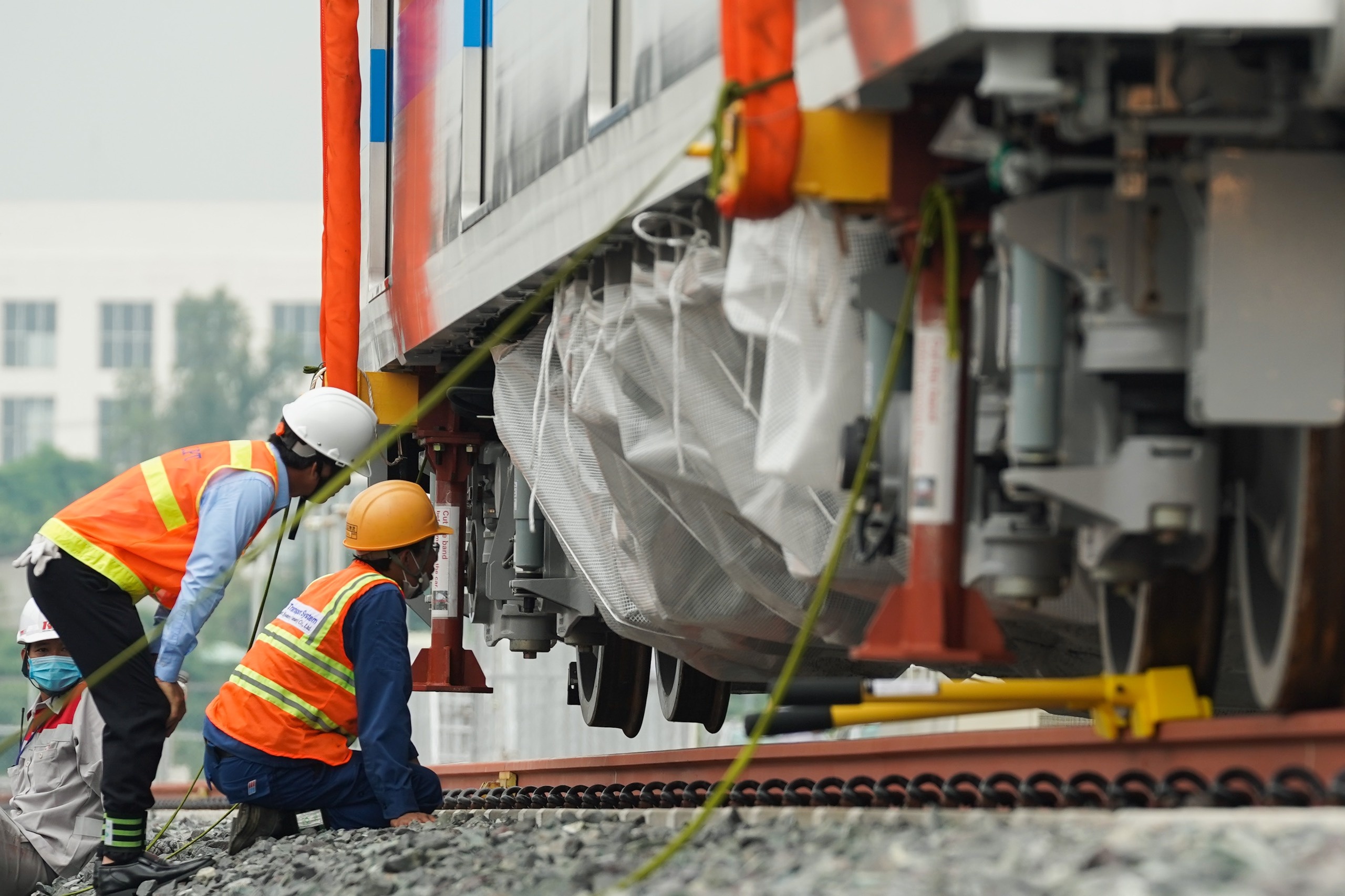 Tau metro duoc dat len duong ray o depot Long Binh hinh anh
