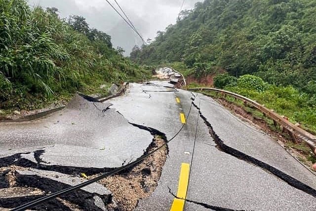 Sat lo dat khien quoc lo 12 nut toac hinh anh