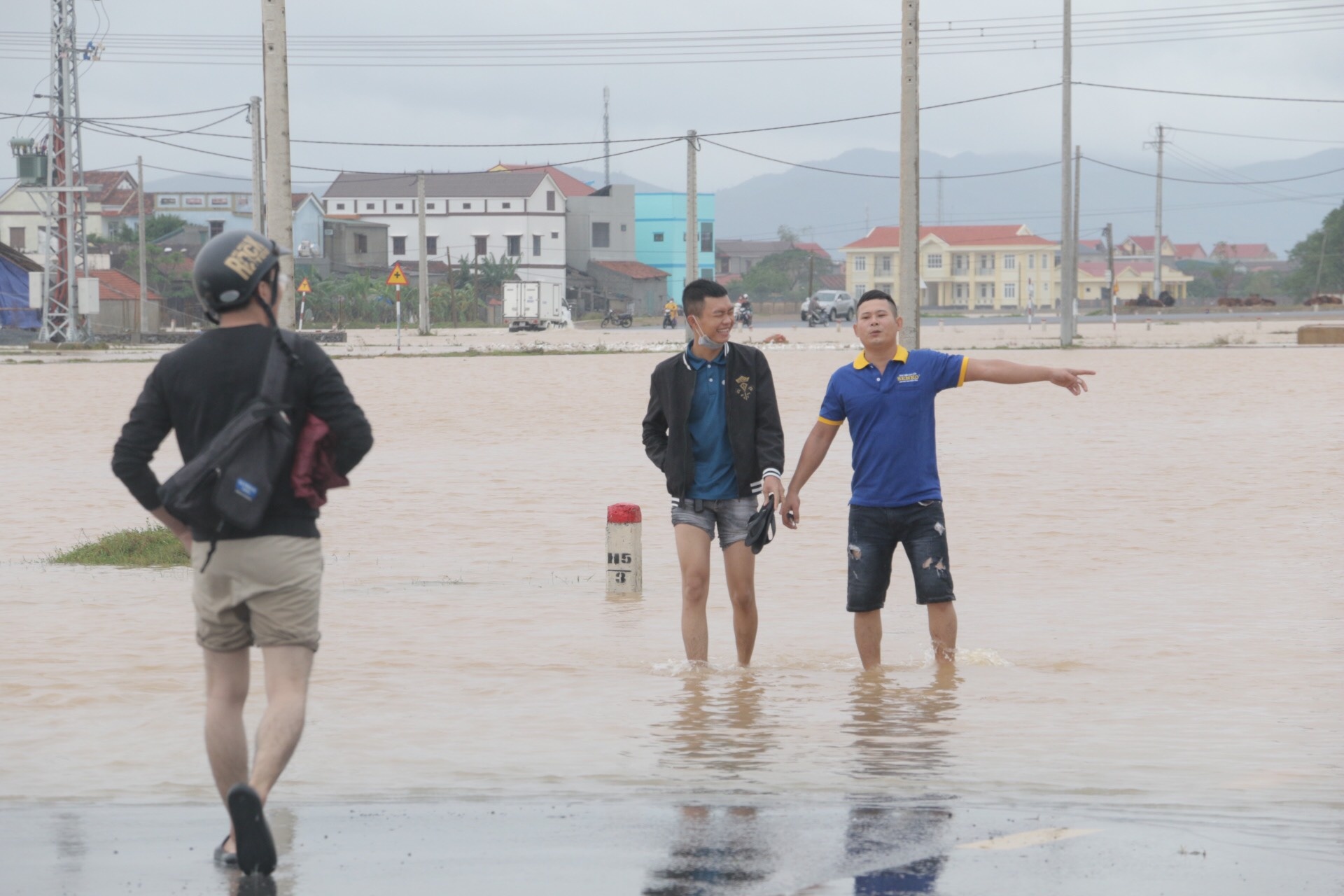 Nuoc lu rut, nguoi Quang Binh tro ve nha don dep hinh anh