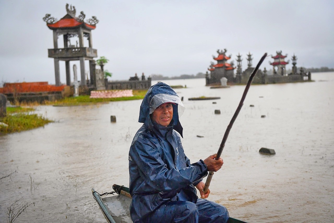 Nguoi Quang Tri cheo thuyen tren duong hinh anh