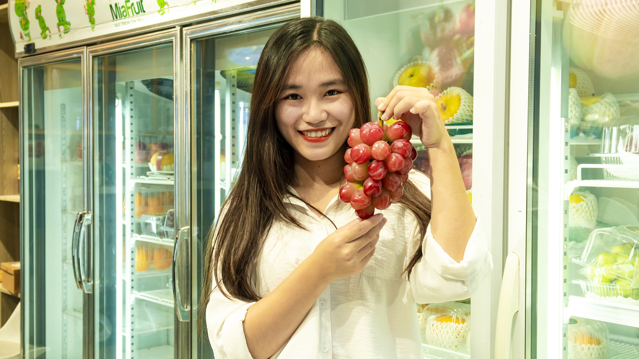 Thu an nho trai tim co gia gan 2,3 trieu dong/kg o TP.HCM hinh anh