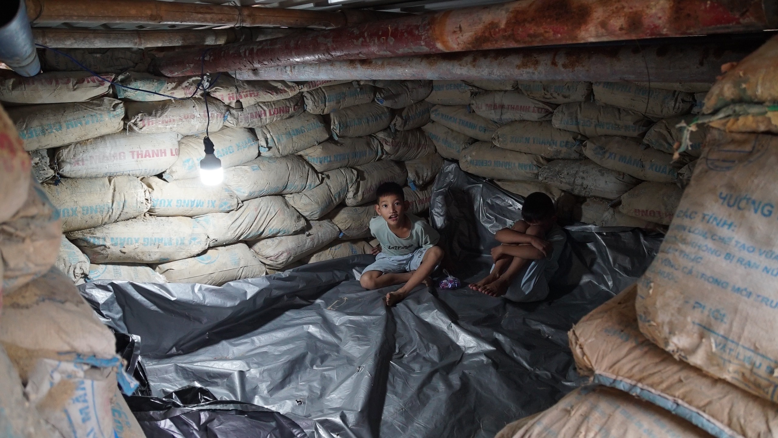 Nguoi dan ven bien Quang Nam dao ham tranh bao hinh anh