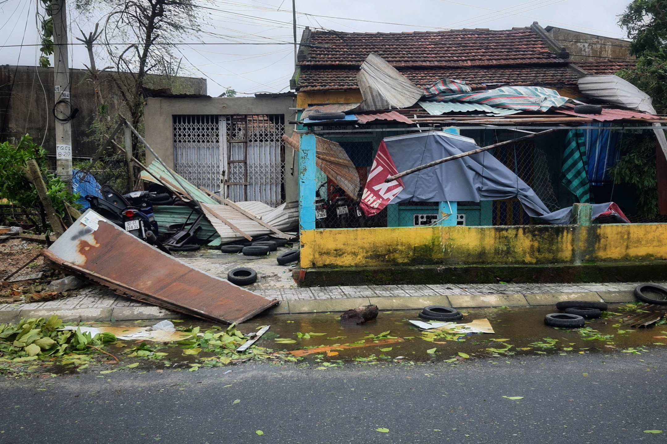 'Bao so 9 thoi bay mai nha het roi' hinh anh