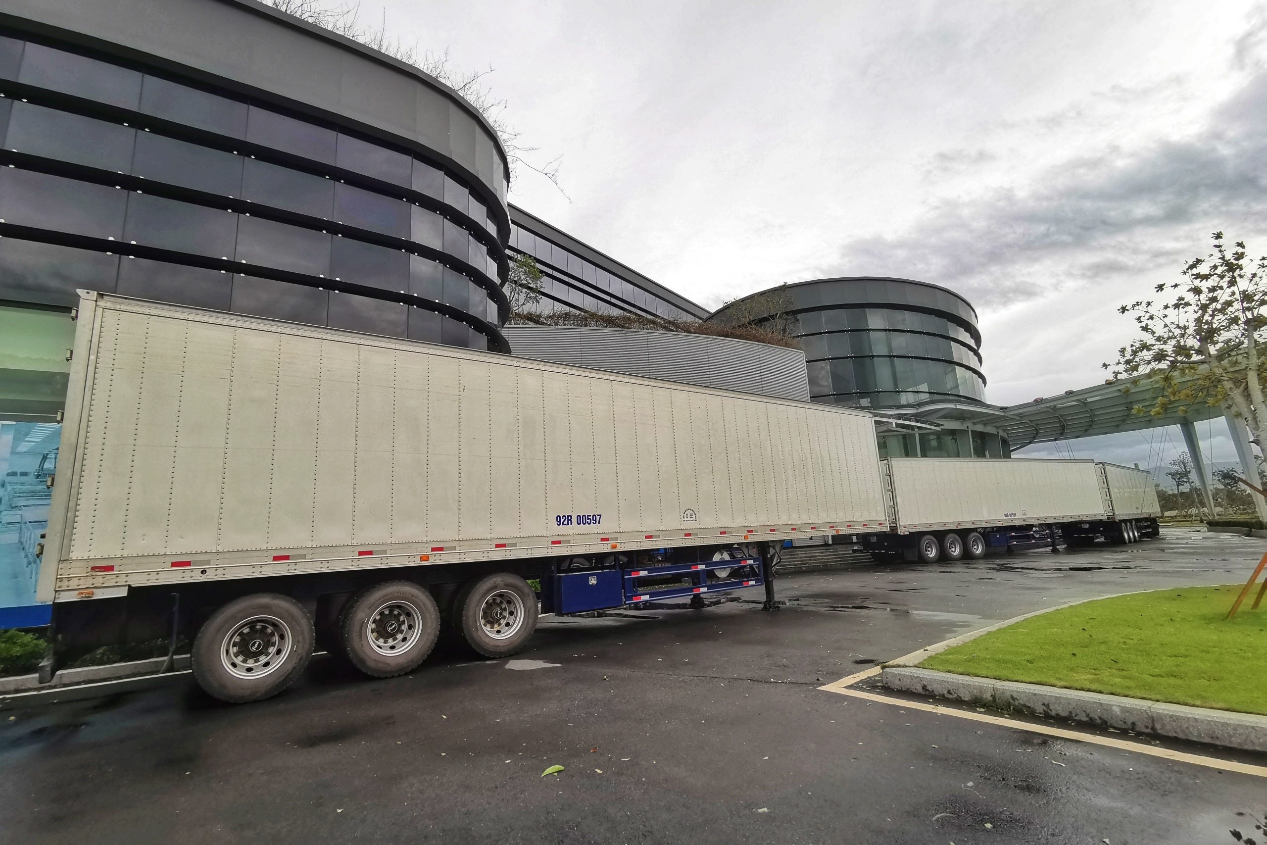 Huy dong hang chuc thung container chan bao so 9 hinh anh