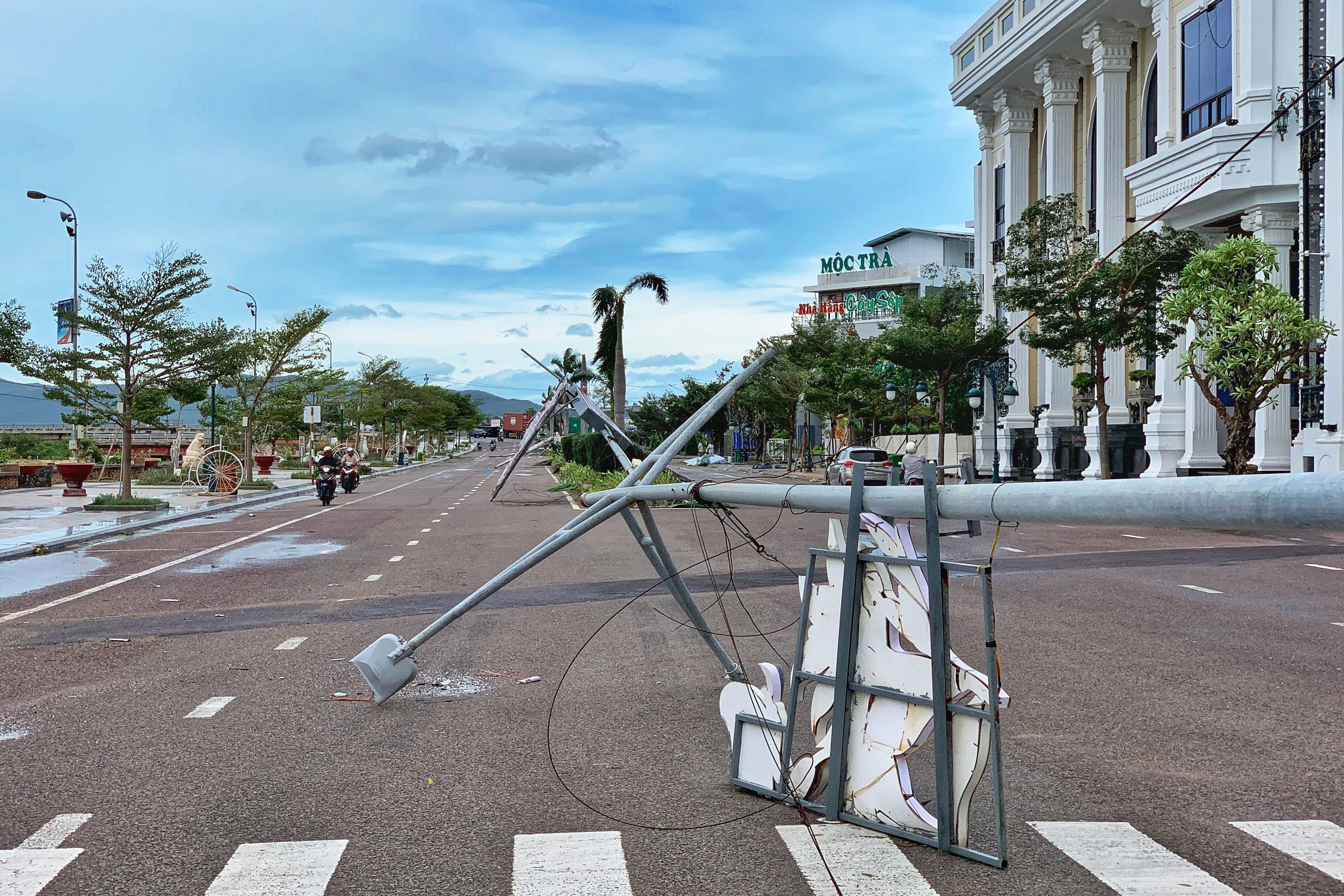 Hang loat cot den o Quy Nhon gay, do do bao so 9 hinh anh