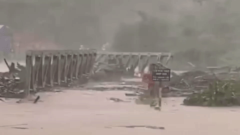 Cau sat o Kon Tum bi lu cuon troi hinh anh