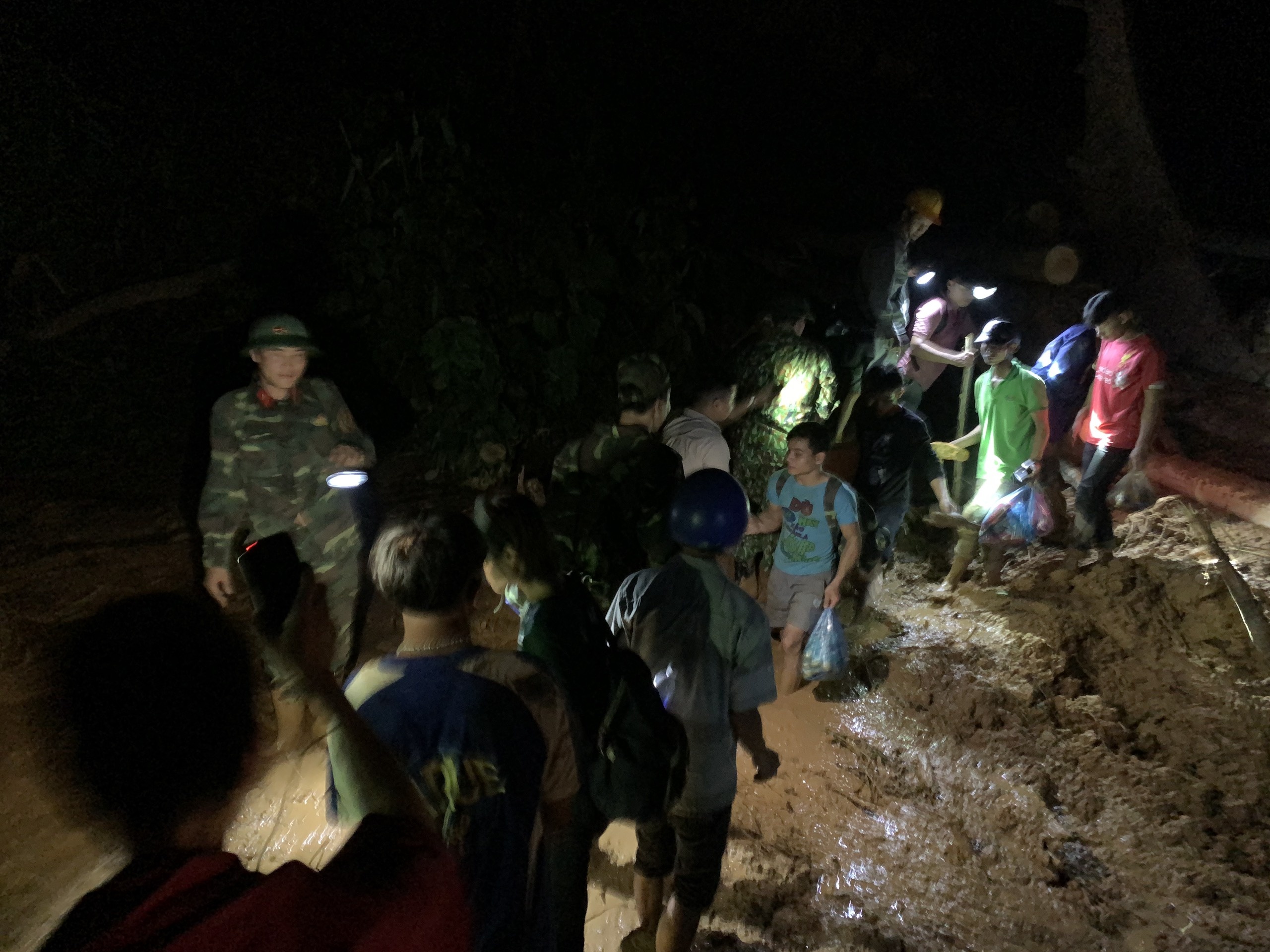 Bo doi tiep te luong thuc trong dem vao Tra Leng hinh anh