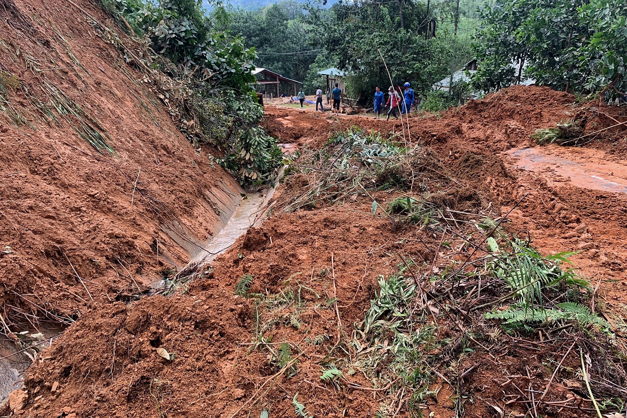Nhieu diem sat lo tren duong dan vao Tra Leng hinh anh