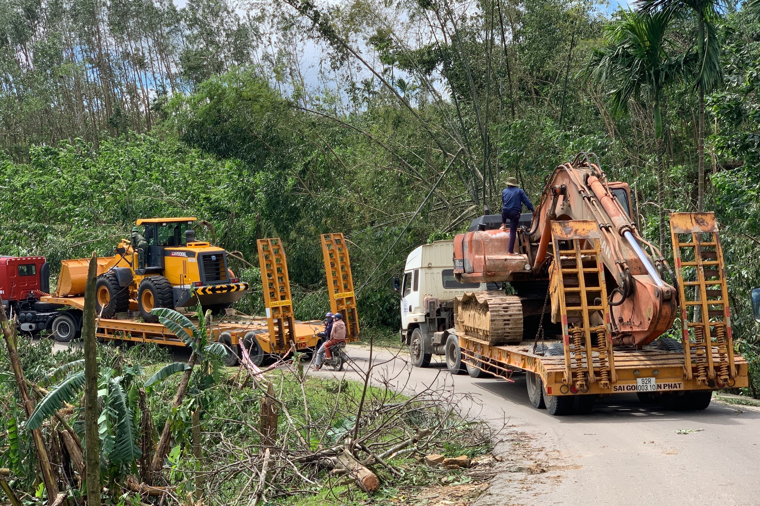 Dua may moc vao khu vuc tim kiem 45 nguoi bi vui lap o Tra Leng hinh anh