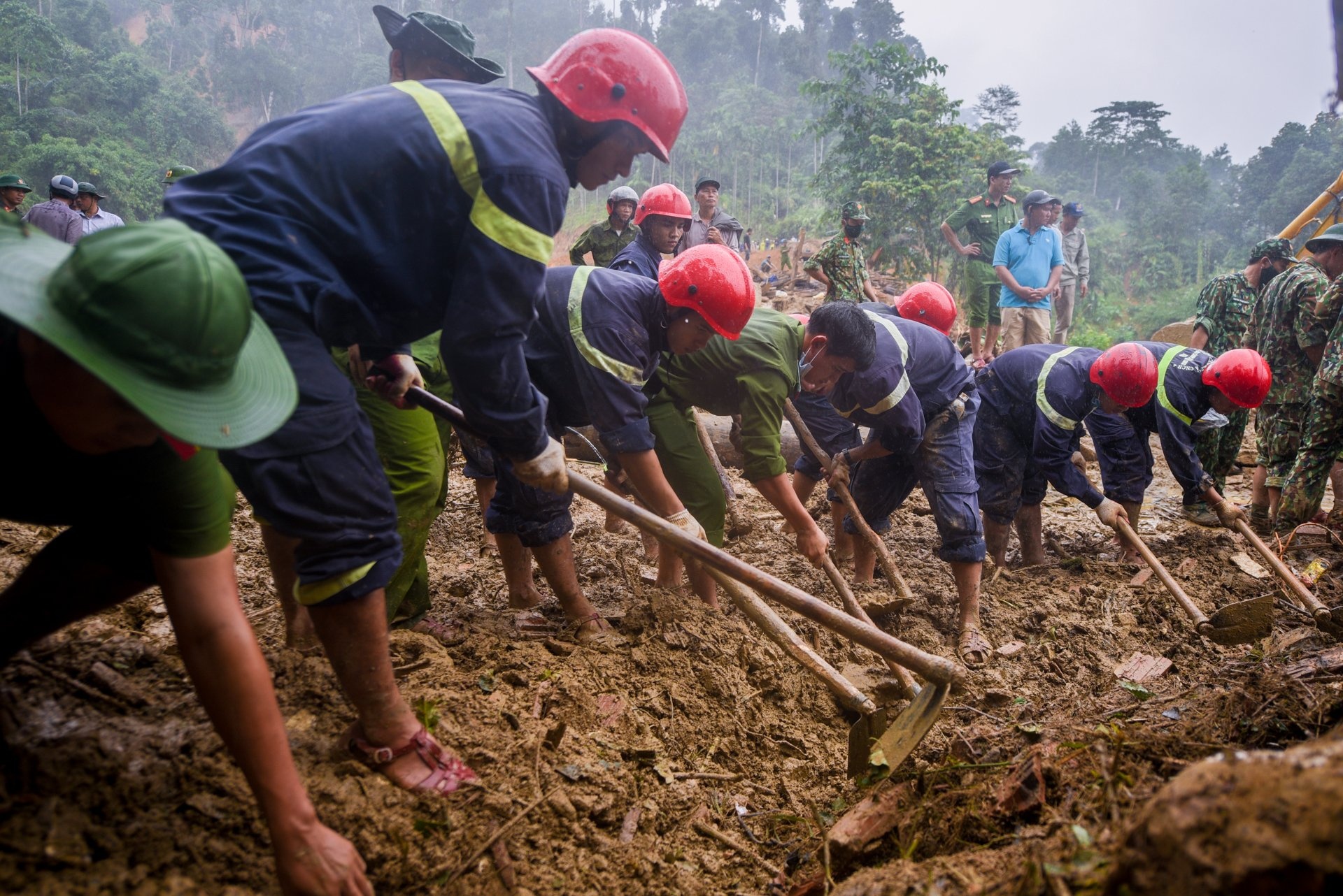 Tim kiem cac nan nhan o Tra Leng trong mua hinh anh
