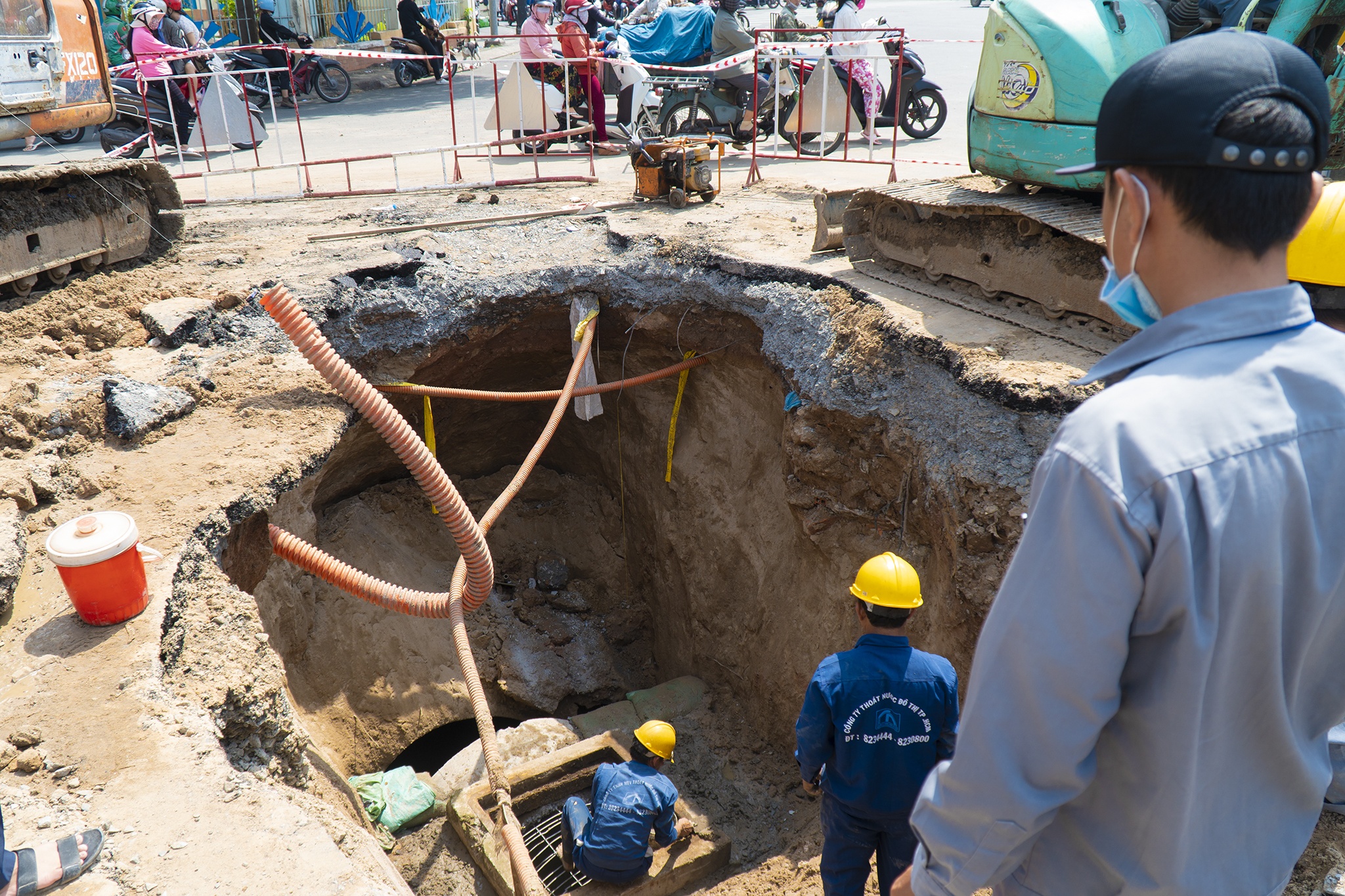 Xuat hien 'ho tu than' giua duong o TP.HCM hinh anh