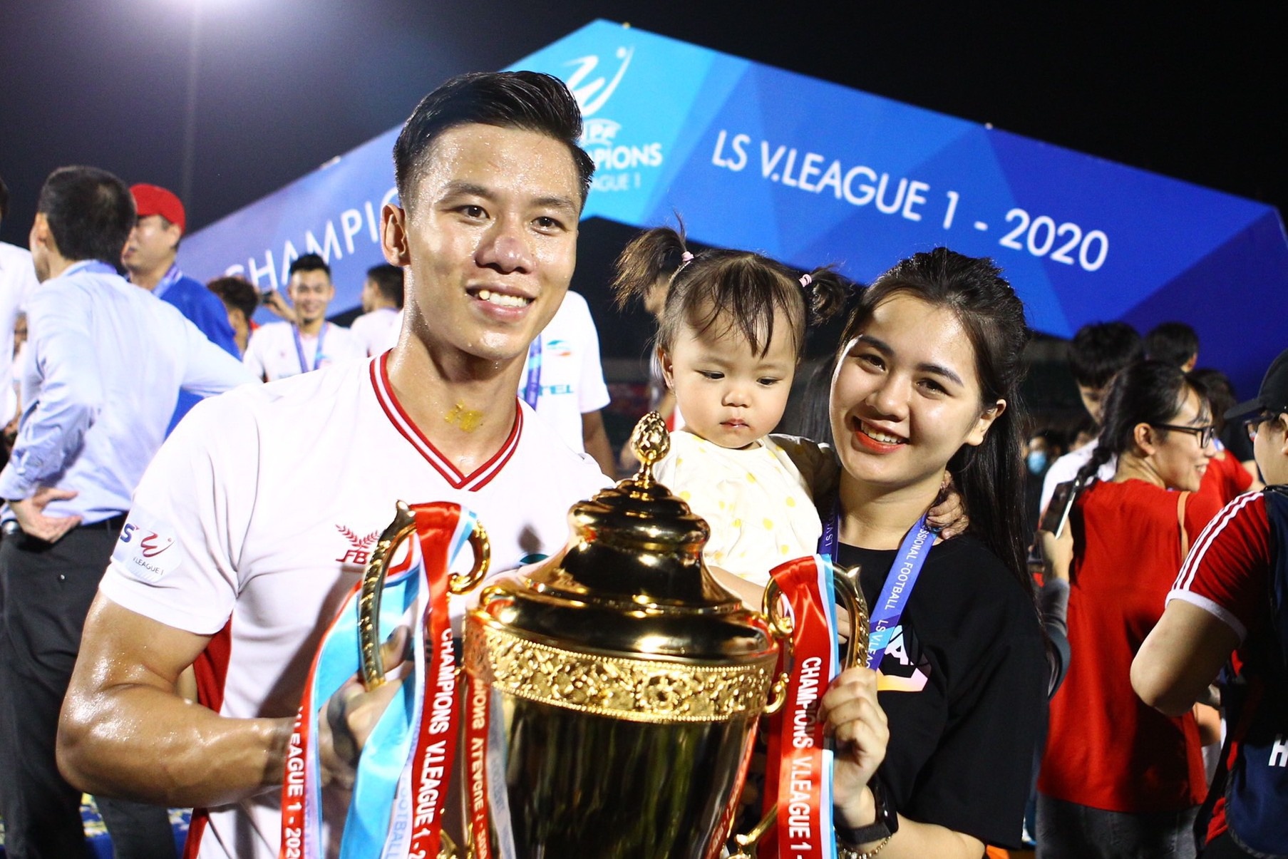 Que Ngoc Hai: 'Toi danh chuc vo dich V.League cho vo va con' hinh anh