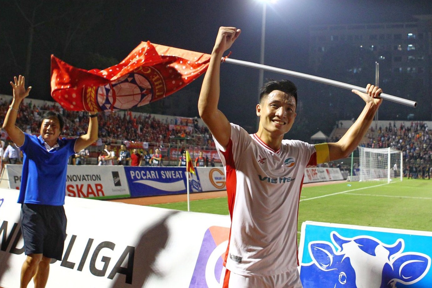 Trong Hoang, Tien Dung tri an CDV sau chuc vo dich cua Viettel hinh anh