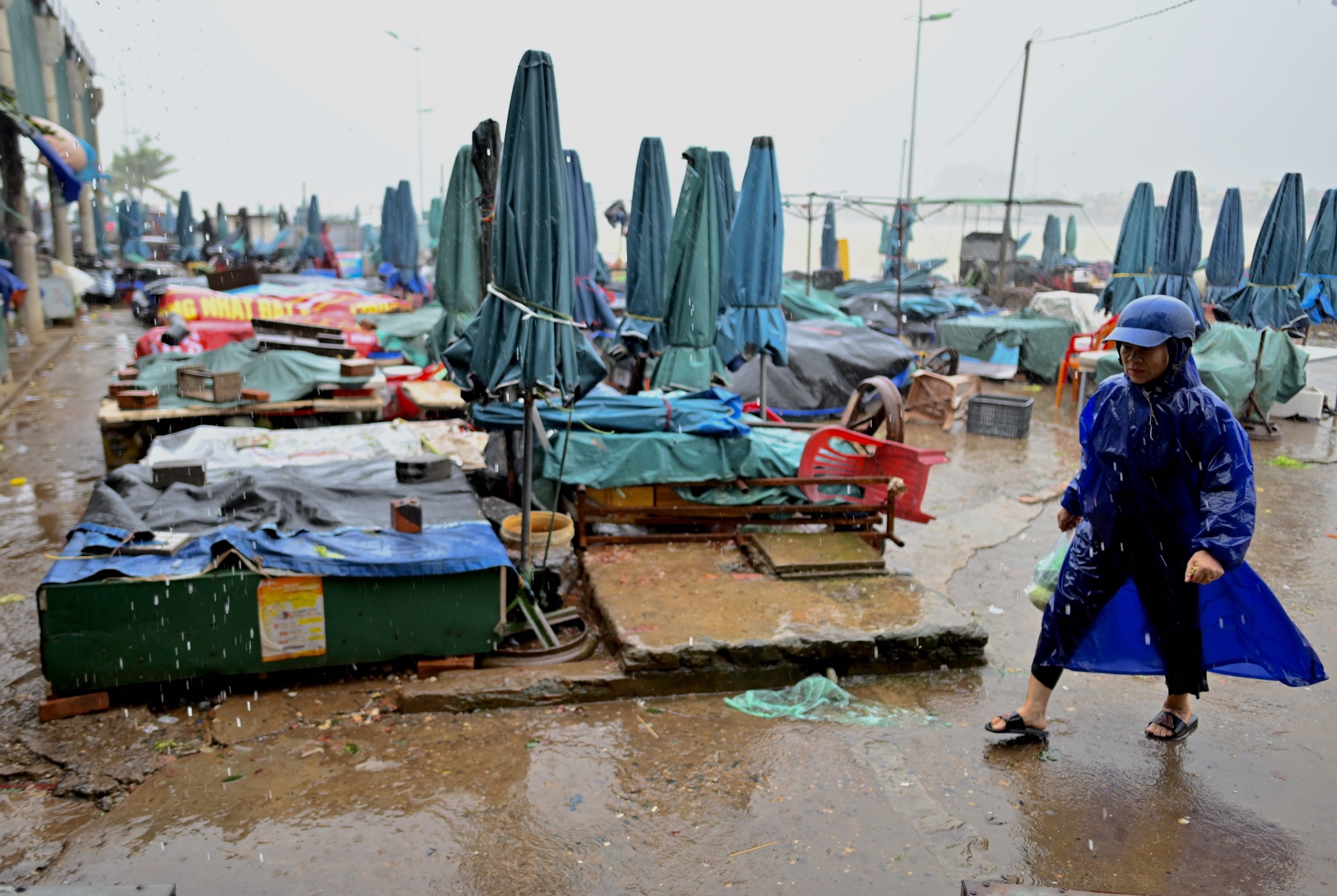 Quang Binh mua to, gio giat cap 8 truoc khi bao Vamco do bo hinh anh