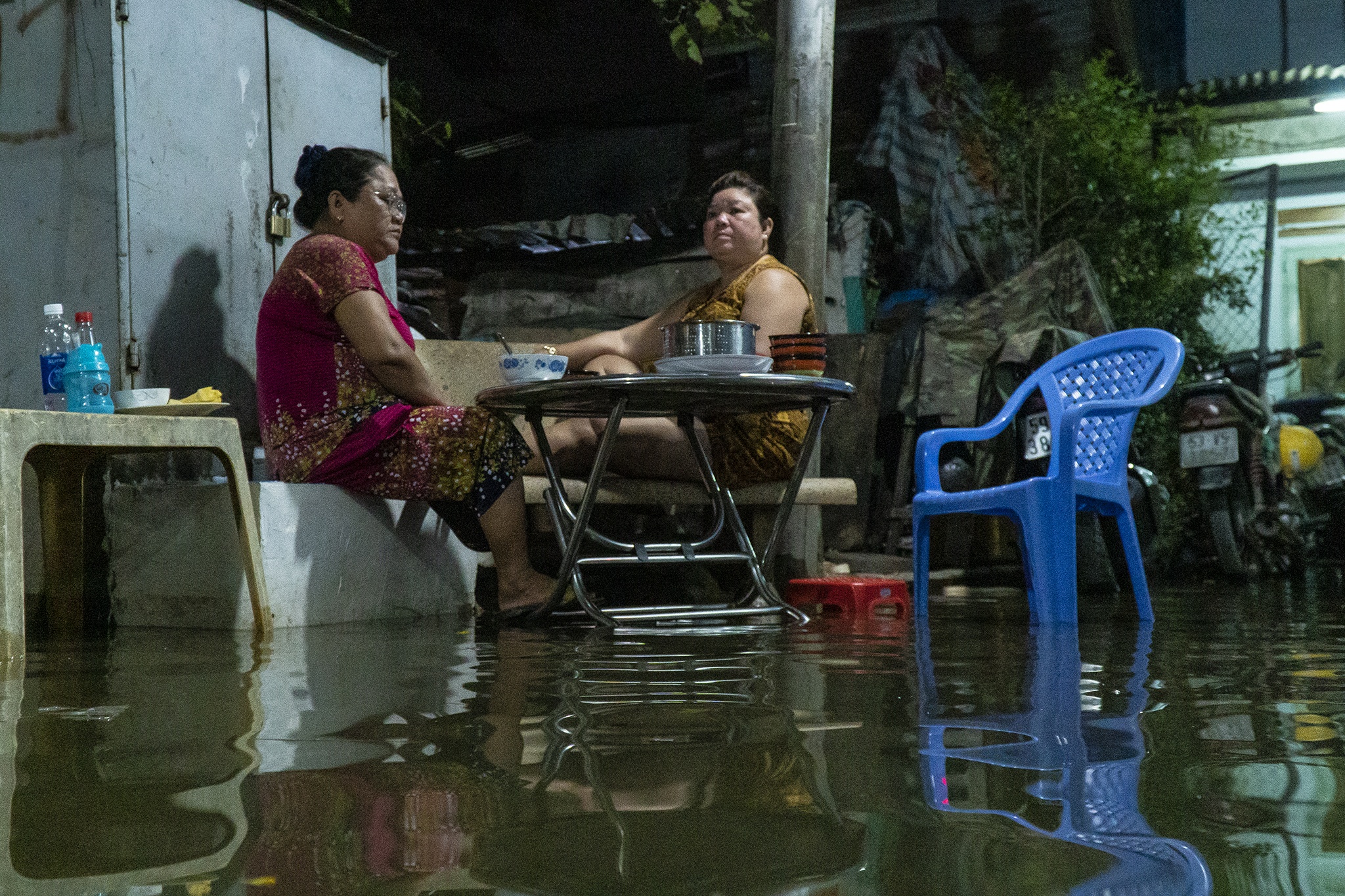 An com toi giua dong nuoc ngap vi trieu cuong hinh anh
