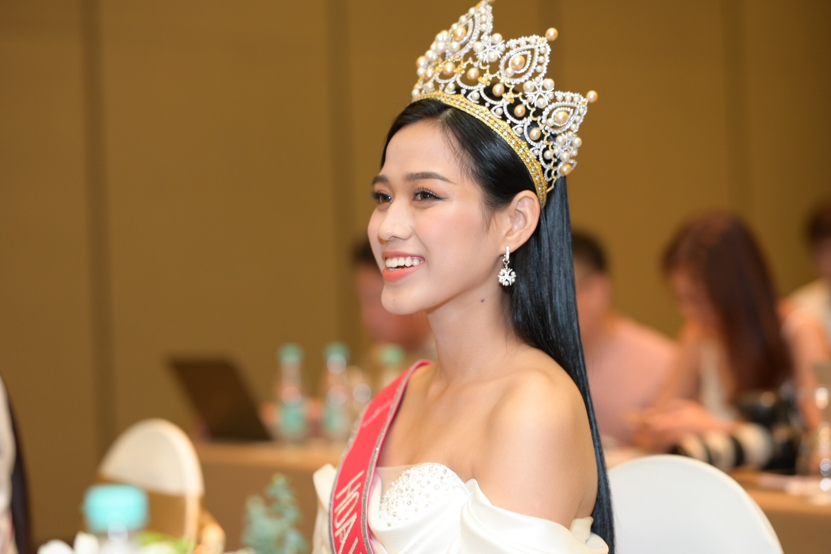 Hoa hau Do Thi Ha: 'Toi tung qua vo tu va hay noi dua' hinh anh