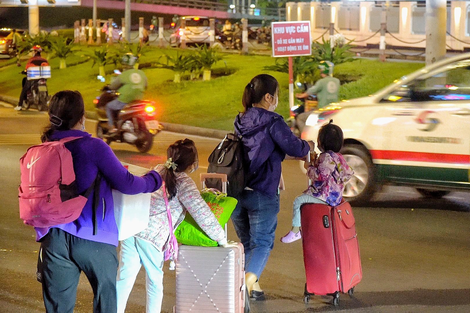 Hanh khach di bo 20 phut de don xe o san bay Tan Son Nhat hinh anh