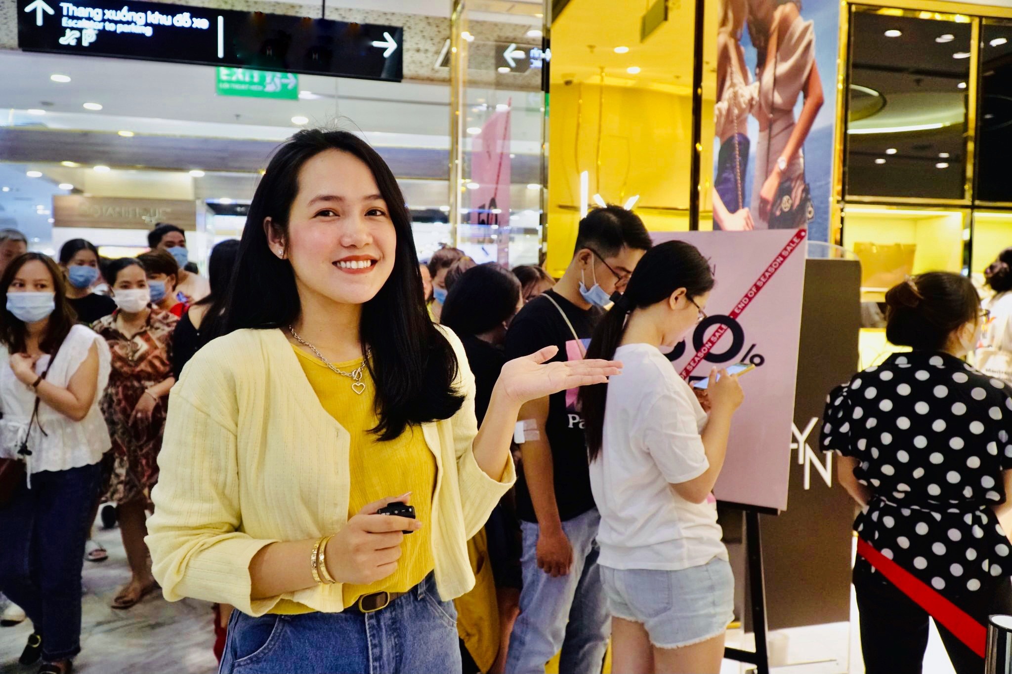 Cua hang phai chang day de khach vao tung dot vi qua dong hinh anh