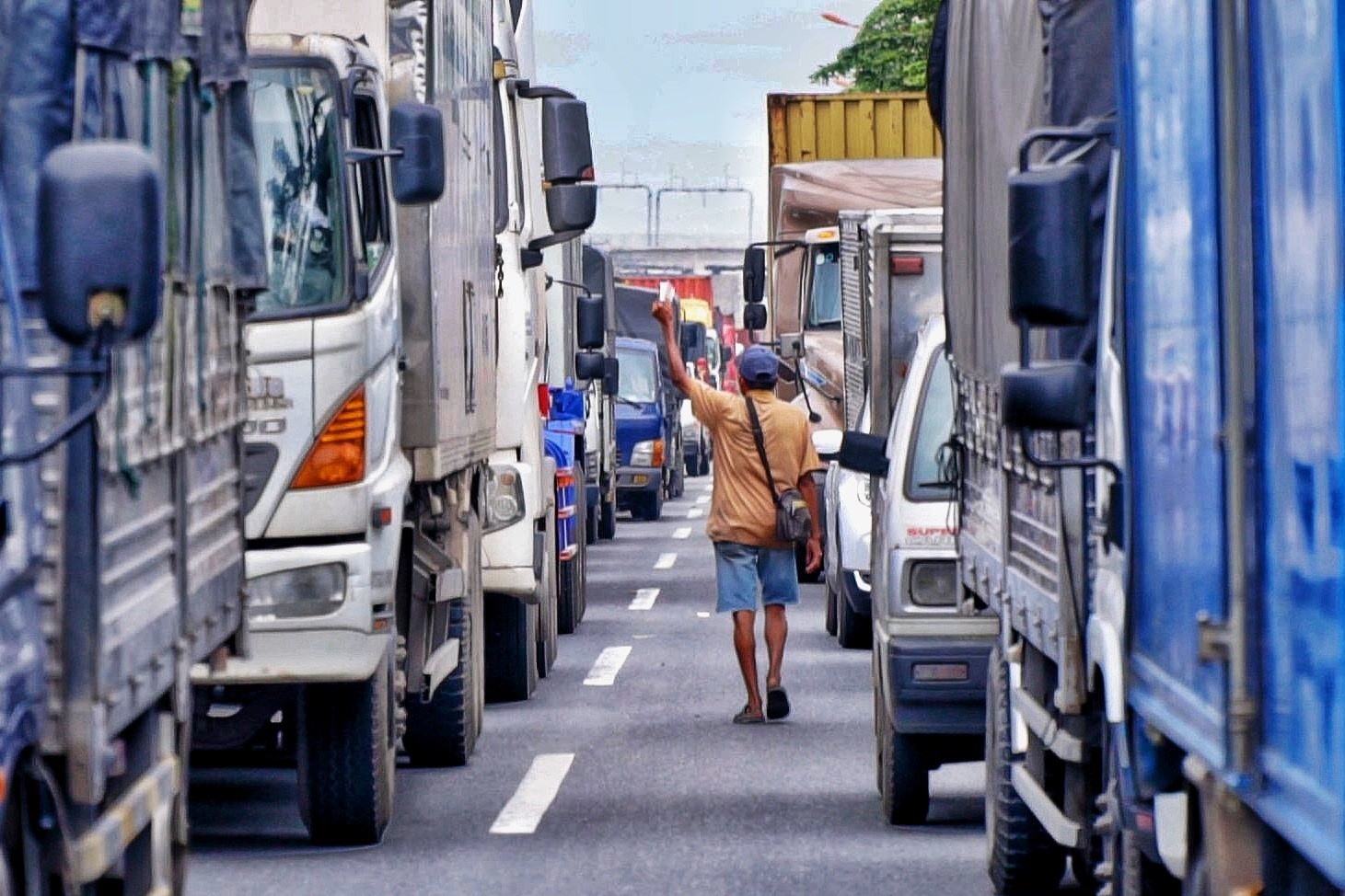 Hang tram xe container un u tren xa lo Ha Noi hinh anh