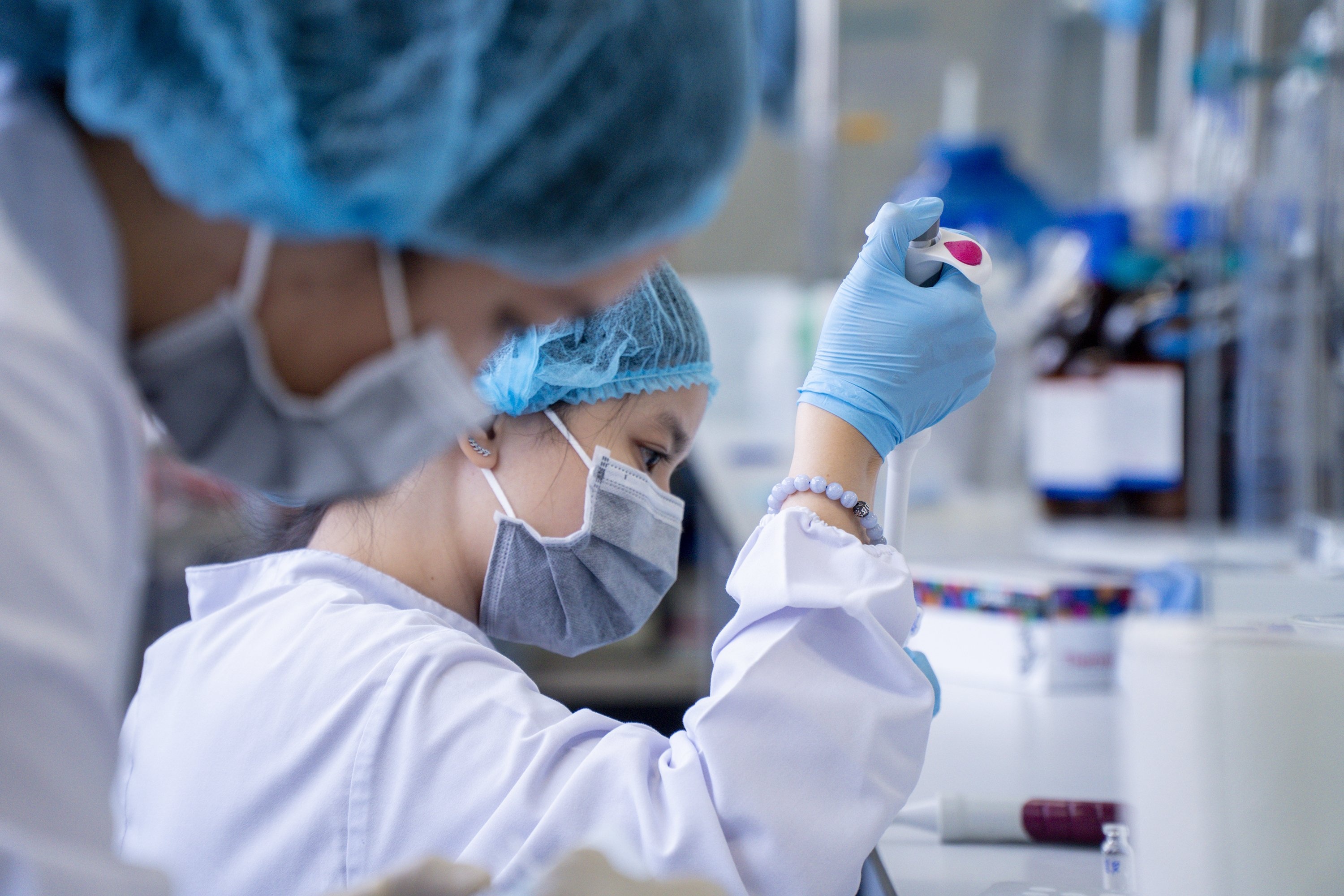 Ben trong khu bao che vaccine Covid-19 tai Viet Nam hinh anh