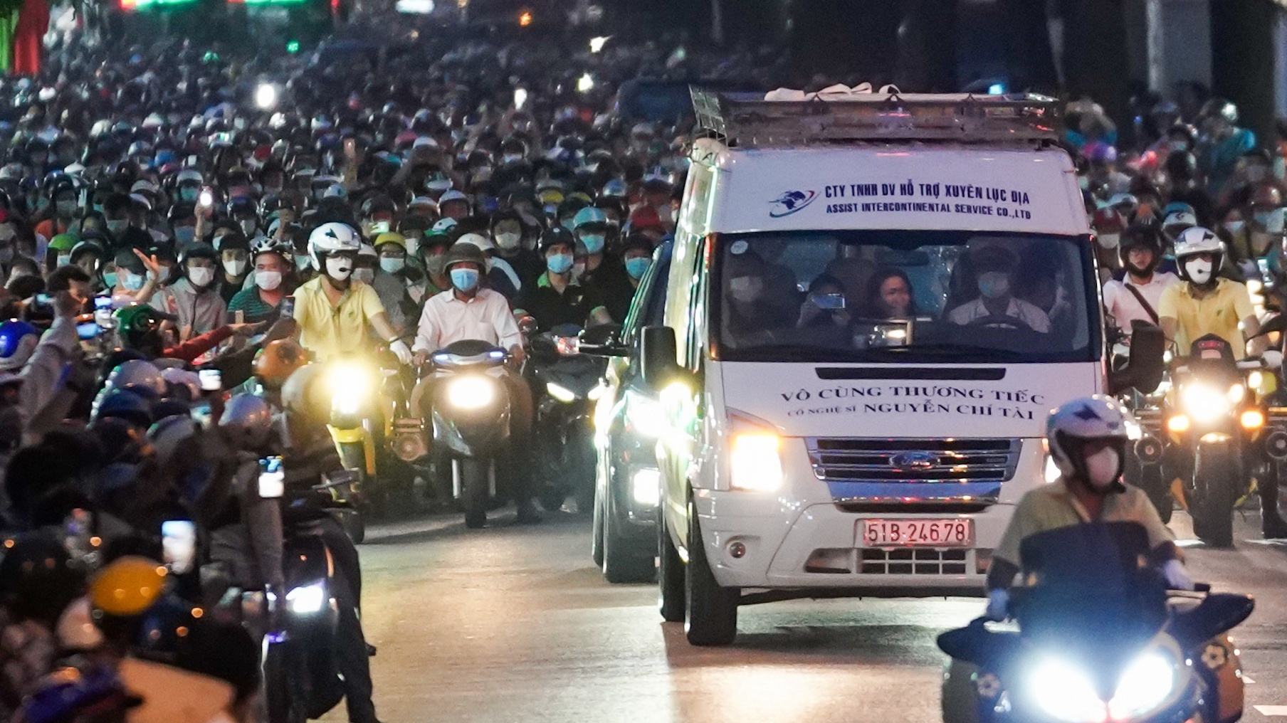 Dong nguoi tien biet Chi Tai hinh anh