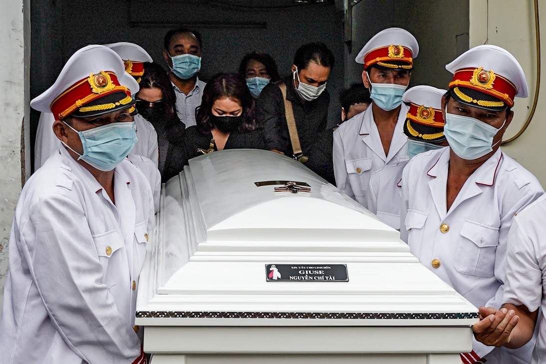 Viet Huong, Phi Nhung dua linh cuu nghe si Chi Tai ve nha tang le hinh anh