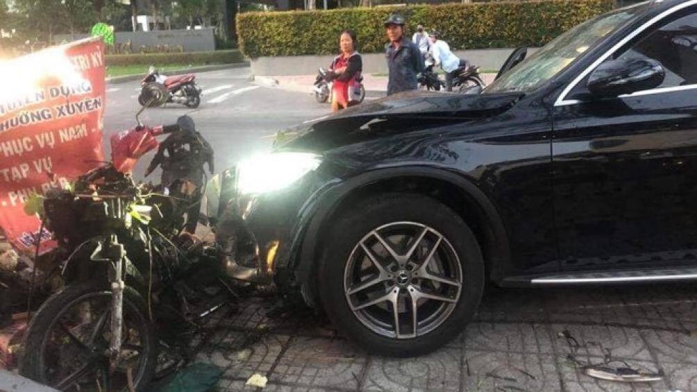 Xet xu tai xe Mercedes tong nu tiep vien hang khong hinh anh