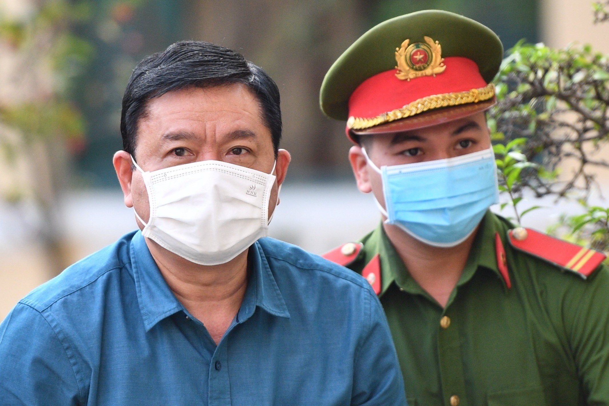 Ong Dinh La Thang duoc ap giai den toa nghe tuyen an hinh anh