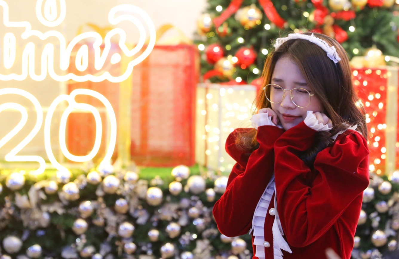 Nguoi dan TP.HCM do ve trung tam don Giang sinh hinh anh