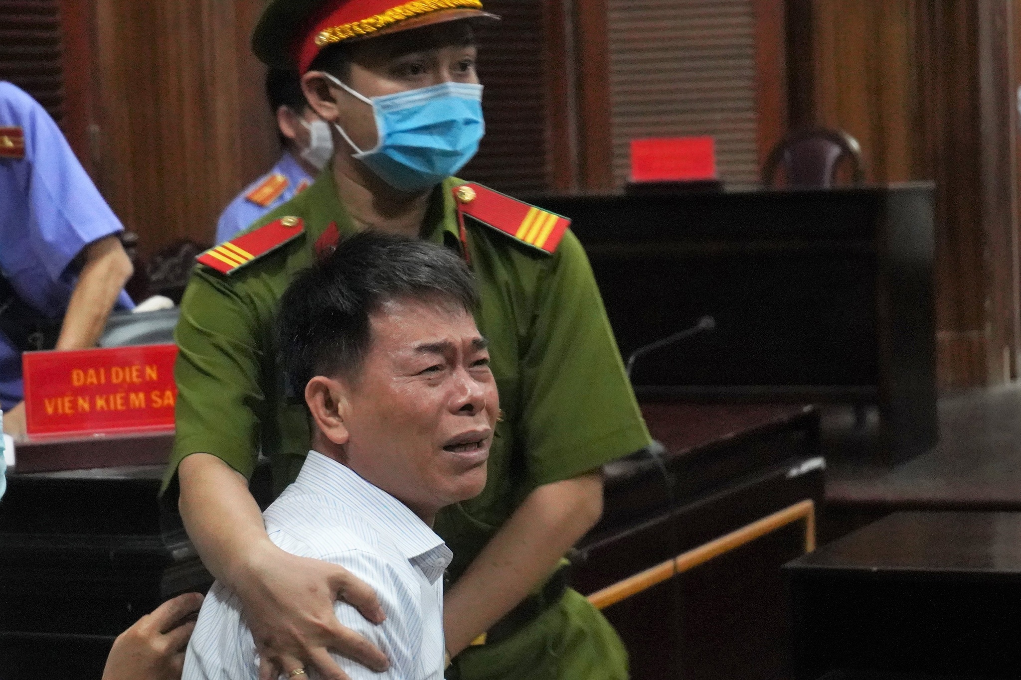 Ong Nguyen Hai Nam bat khoc khi nhan an tu hinh anh