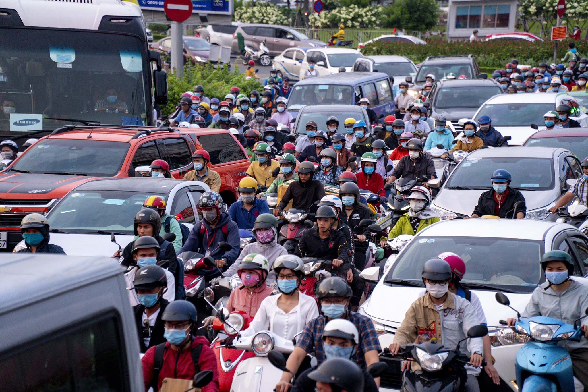 Xe co un tac quanh khu vuc san bay Tan Son Nhat hinh anh