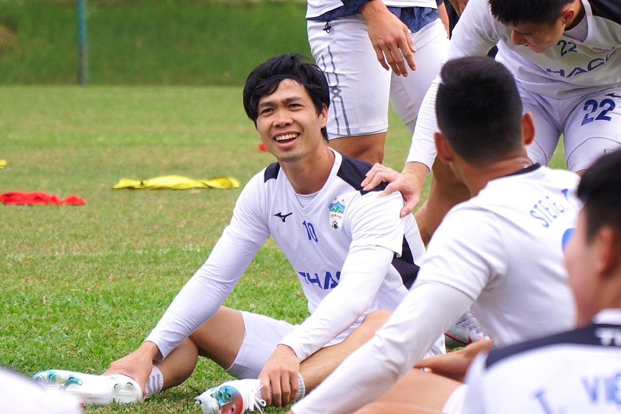 Buoi tap ron tieng cuoi cua HAGL trong ngay Kiatisak ra mat hinh anh