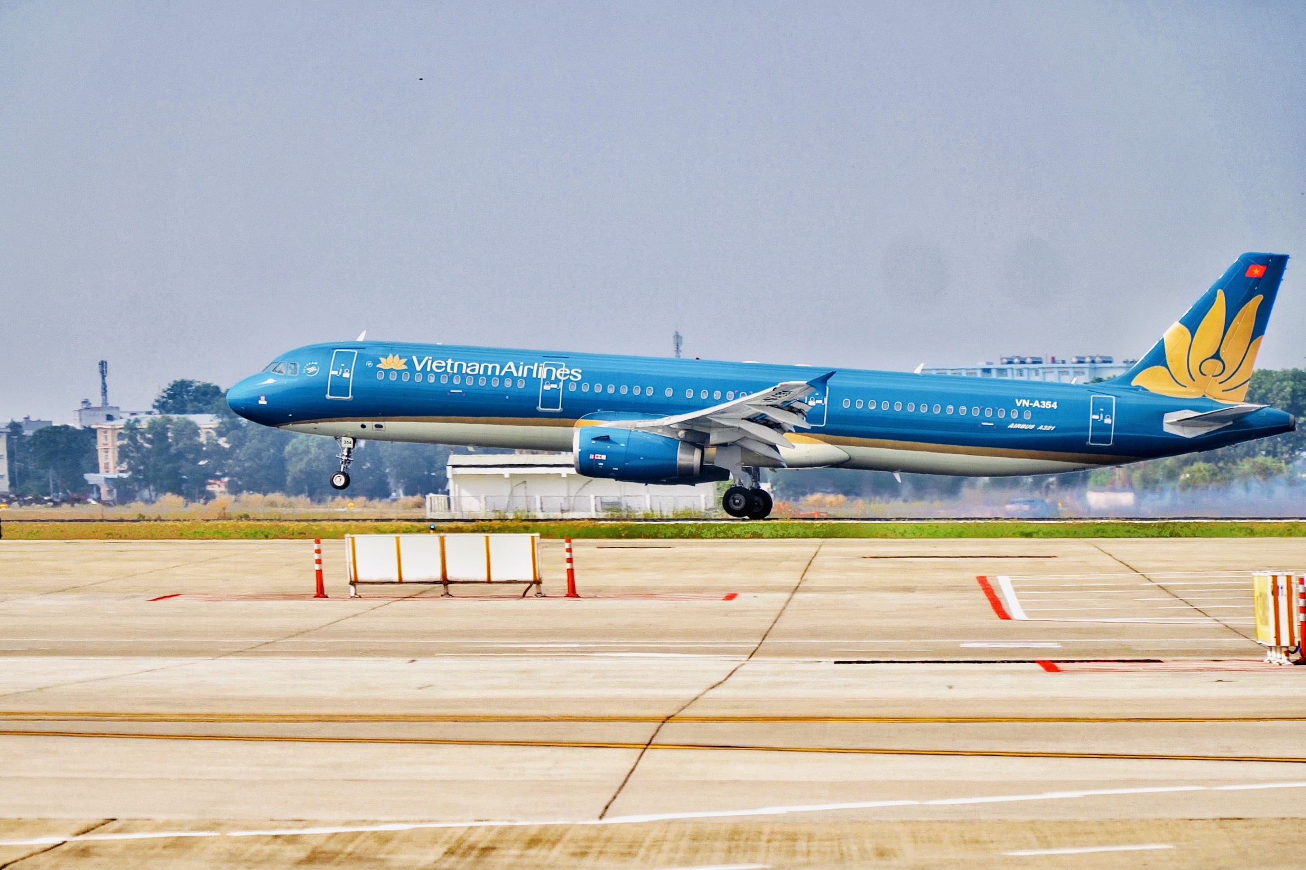 May bay ha canh tren duong bang moi o Tan Son Nhat hinh anh