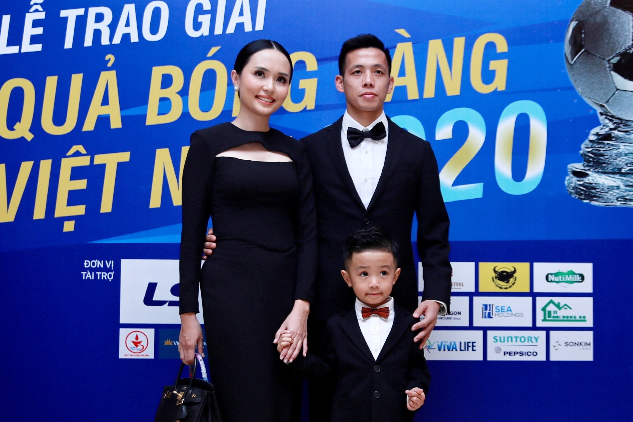 Van Quyet rang ro cung vo con du gala Qua bong Vang 2020 hinh anh